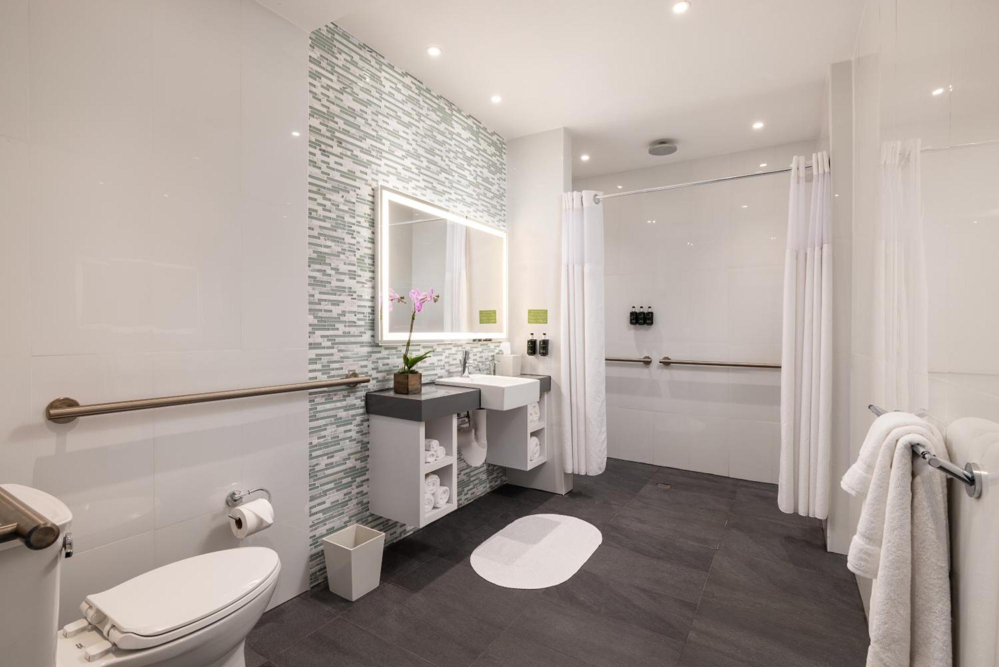 Suite Junior avec Balcon - Accessible aux Personnes à Mobilité Réduite