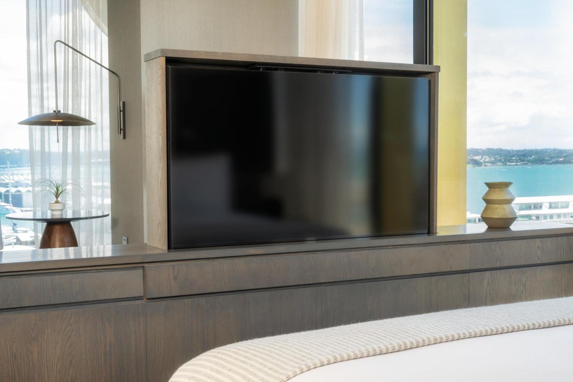 Junior King Suite with Harbor View - Club Lounge Access
