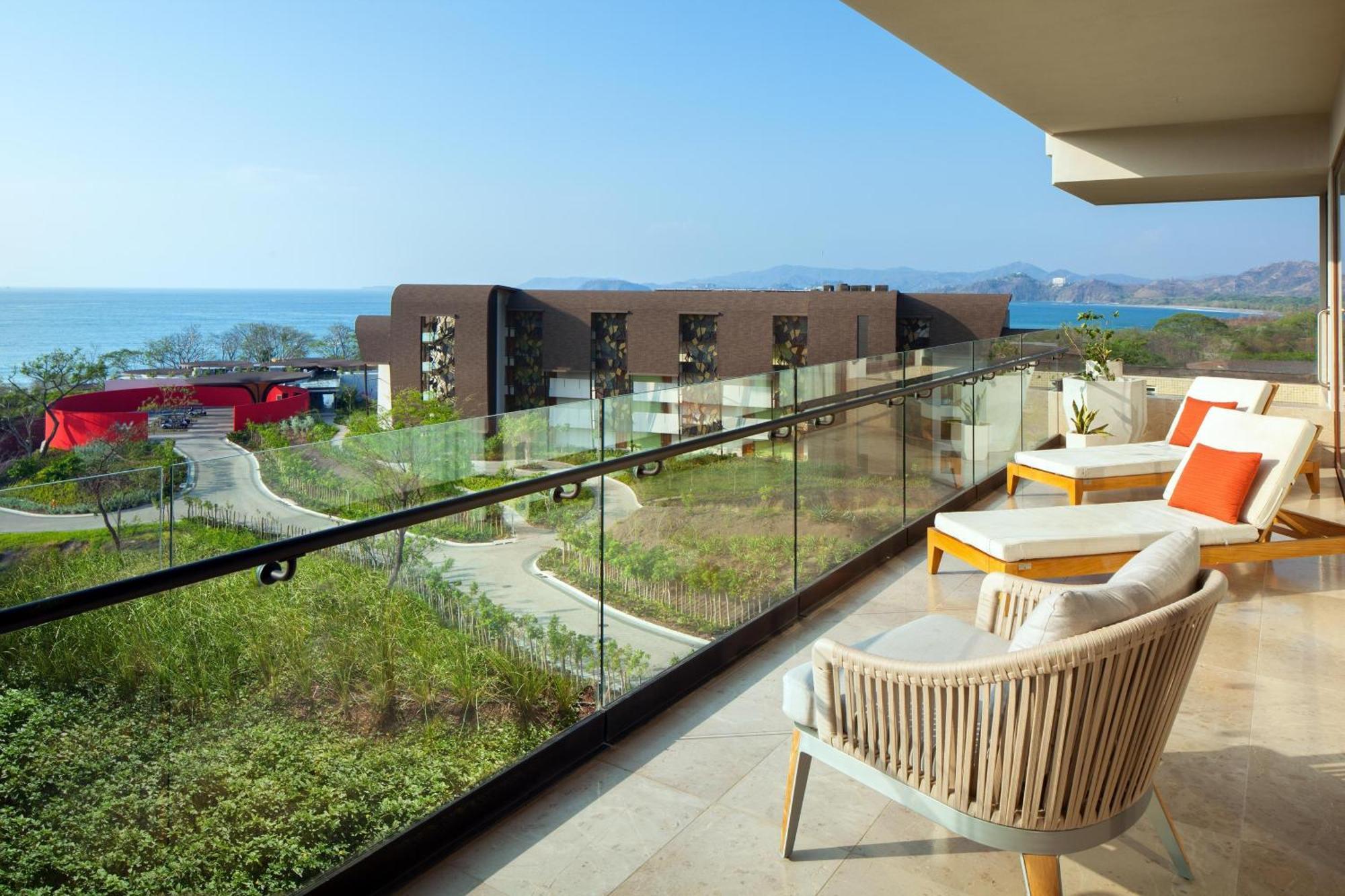 Suite Premier de un dormitorio con cama extragrande, balcón y vistas al mar