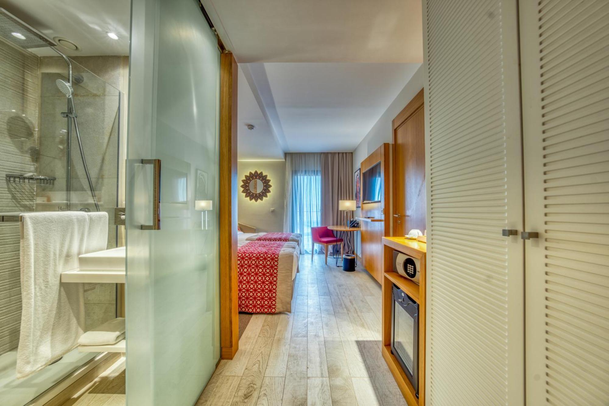 Deluxe Double Room with Balcony and Sea View