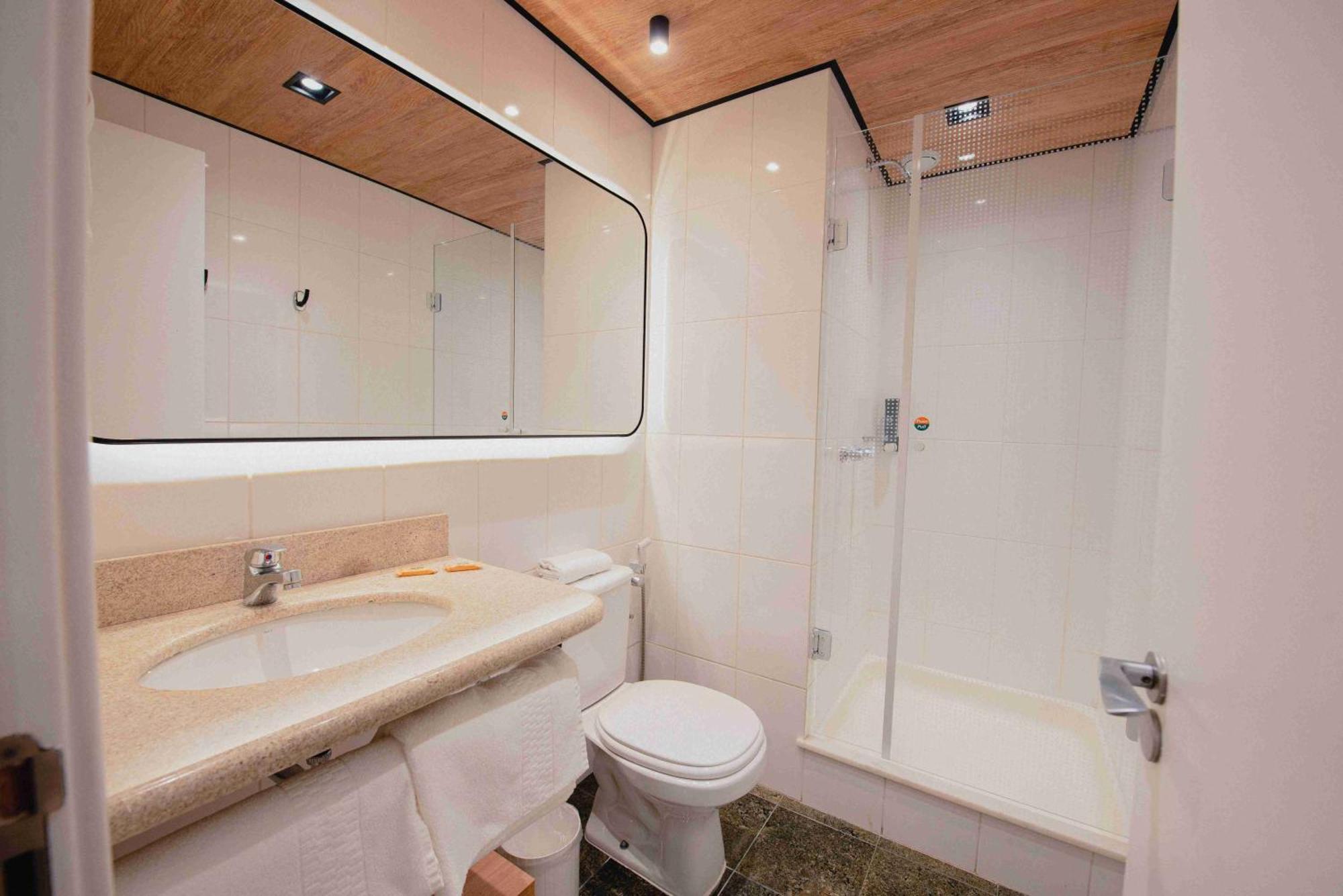Quarto Duplo Standard com Cama de Casal