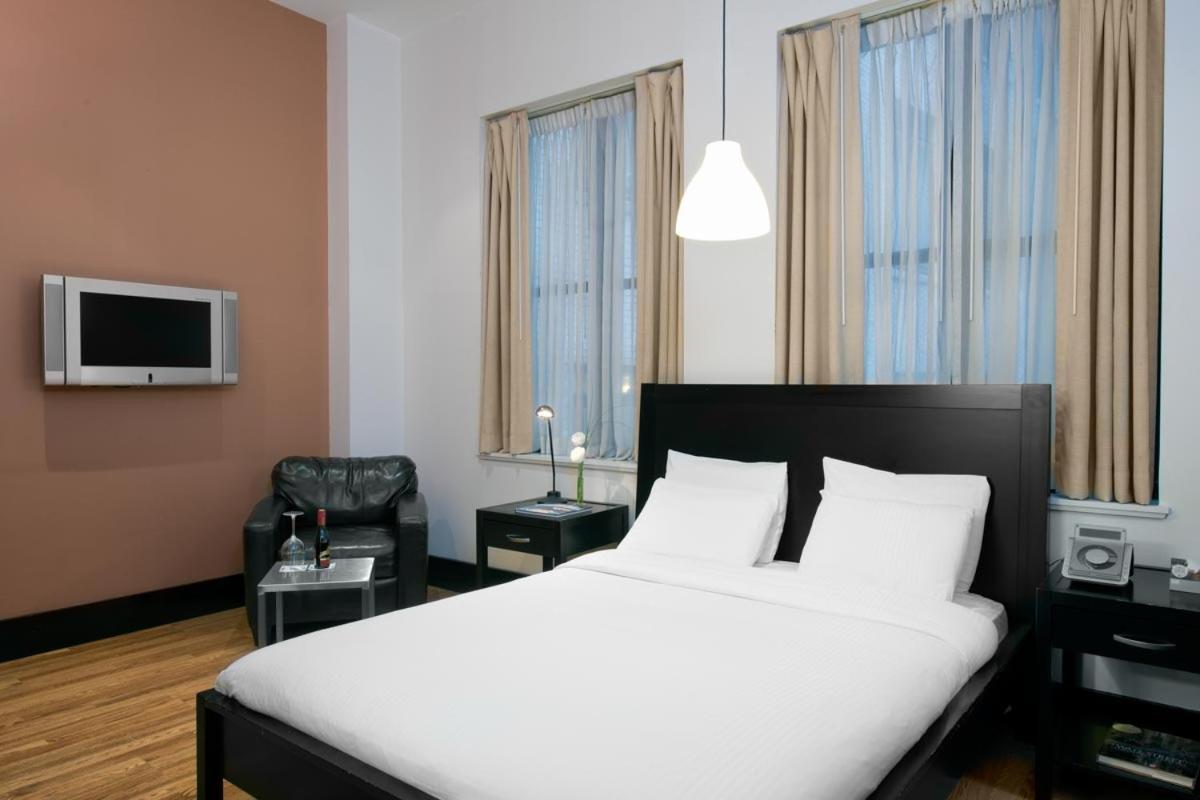 Habitación con cama grande