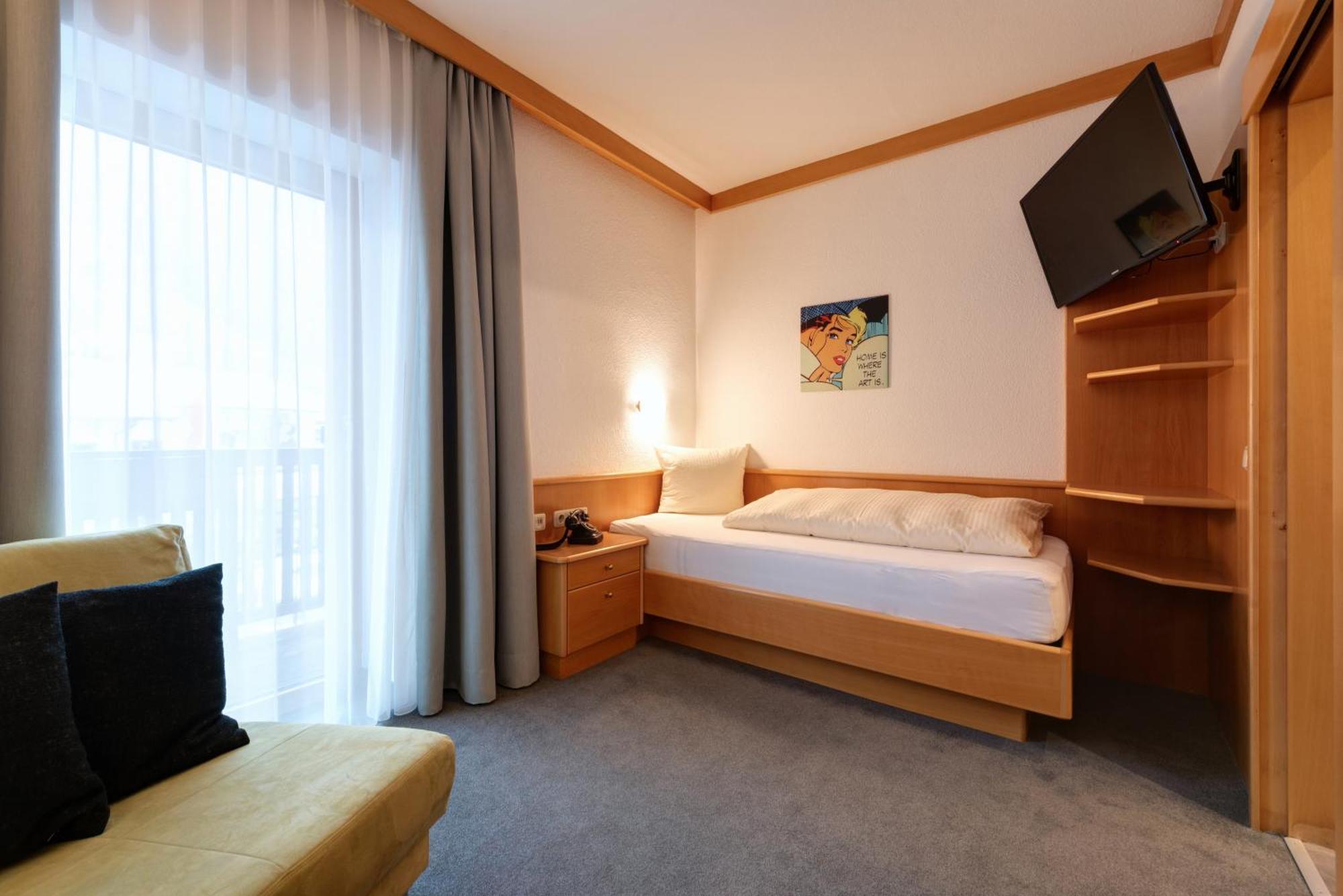Single Room,1526960722:JPEG