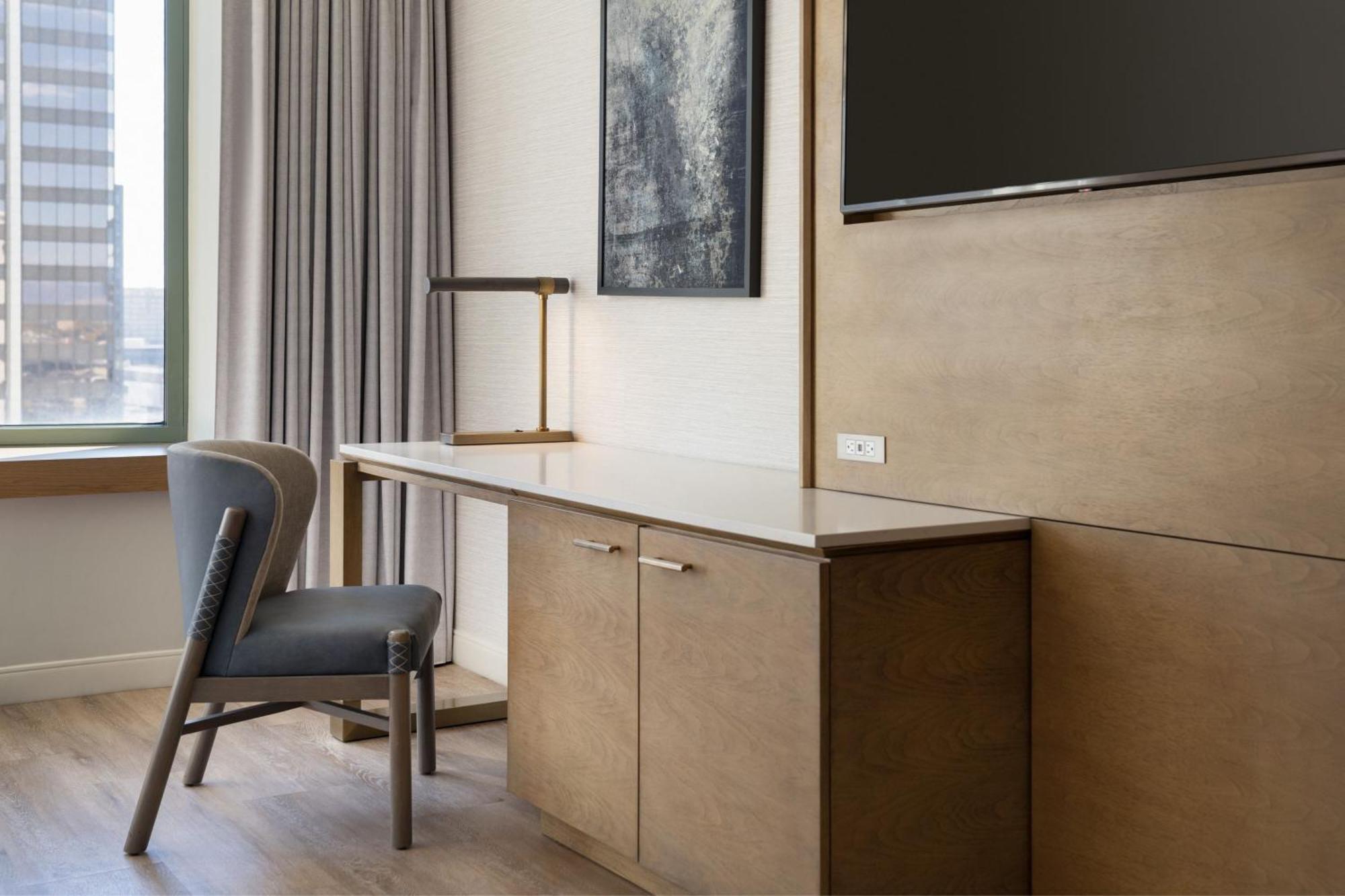 Habitación con cama extragrande.