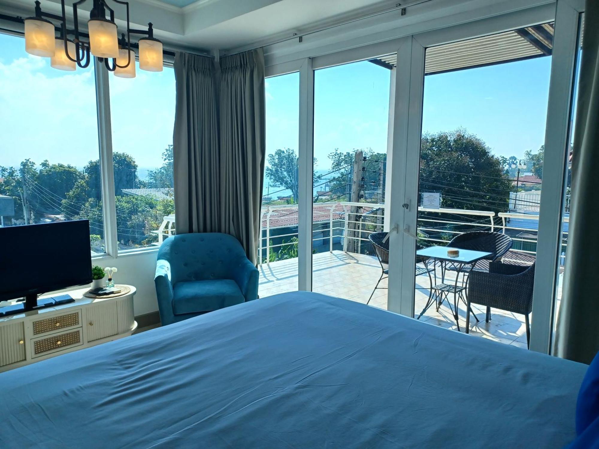 Zimmer mit Queensize-Bett und Meerblick