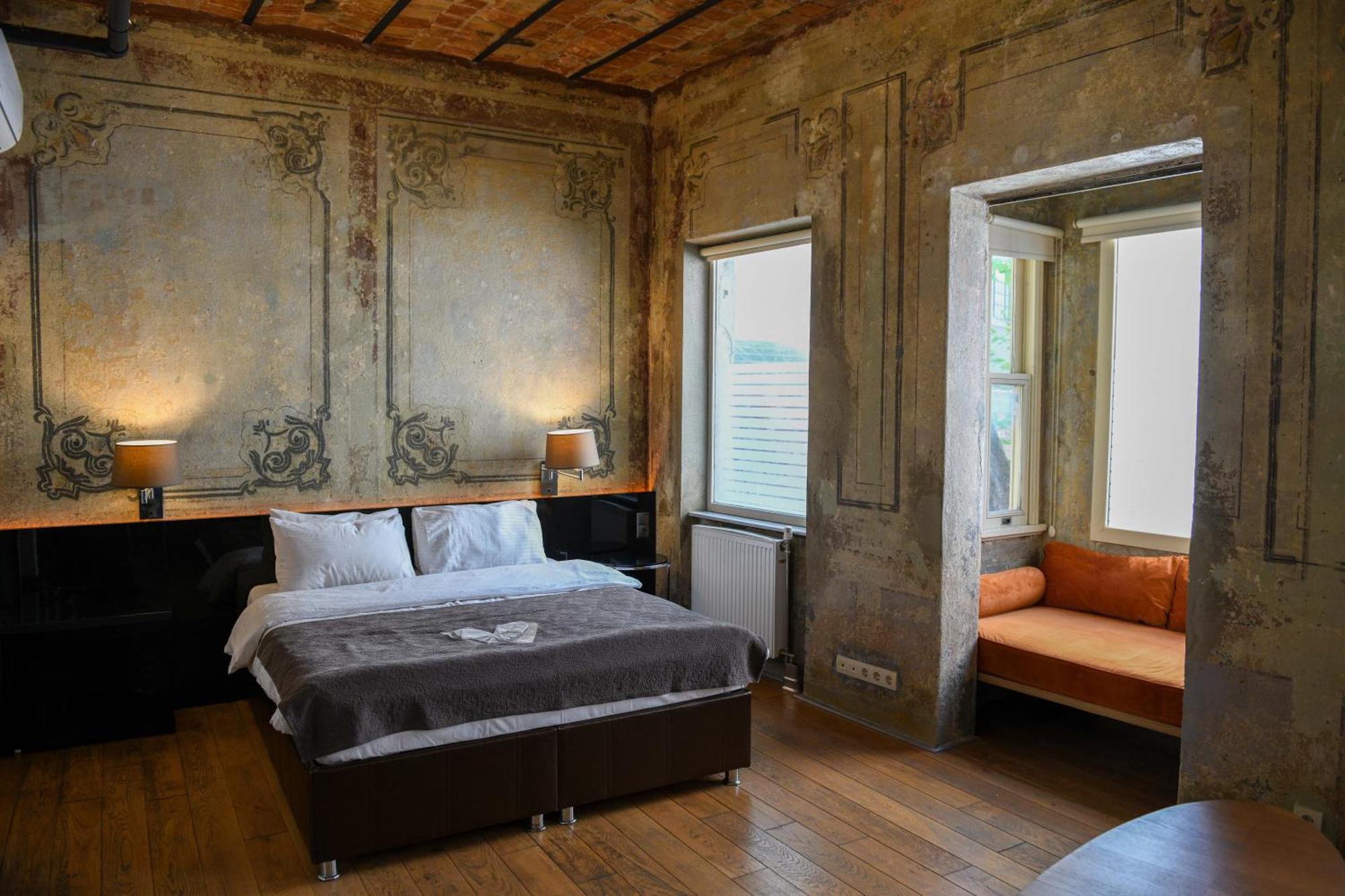 Queen Room,1527328165:JPEG
