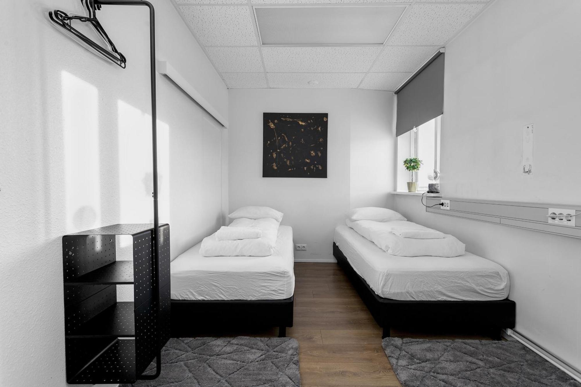 Chambre Lits Jumeaux avec Salle de Bains Commune