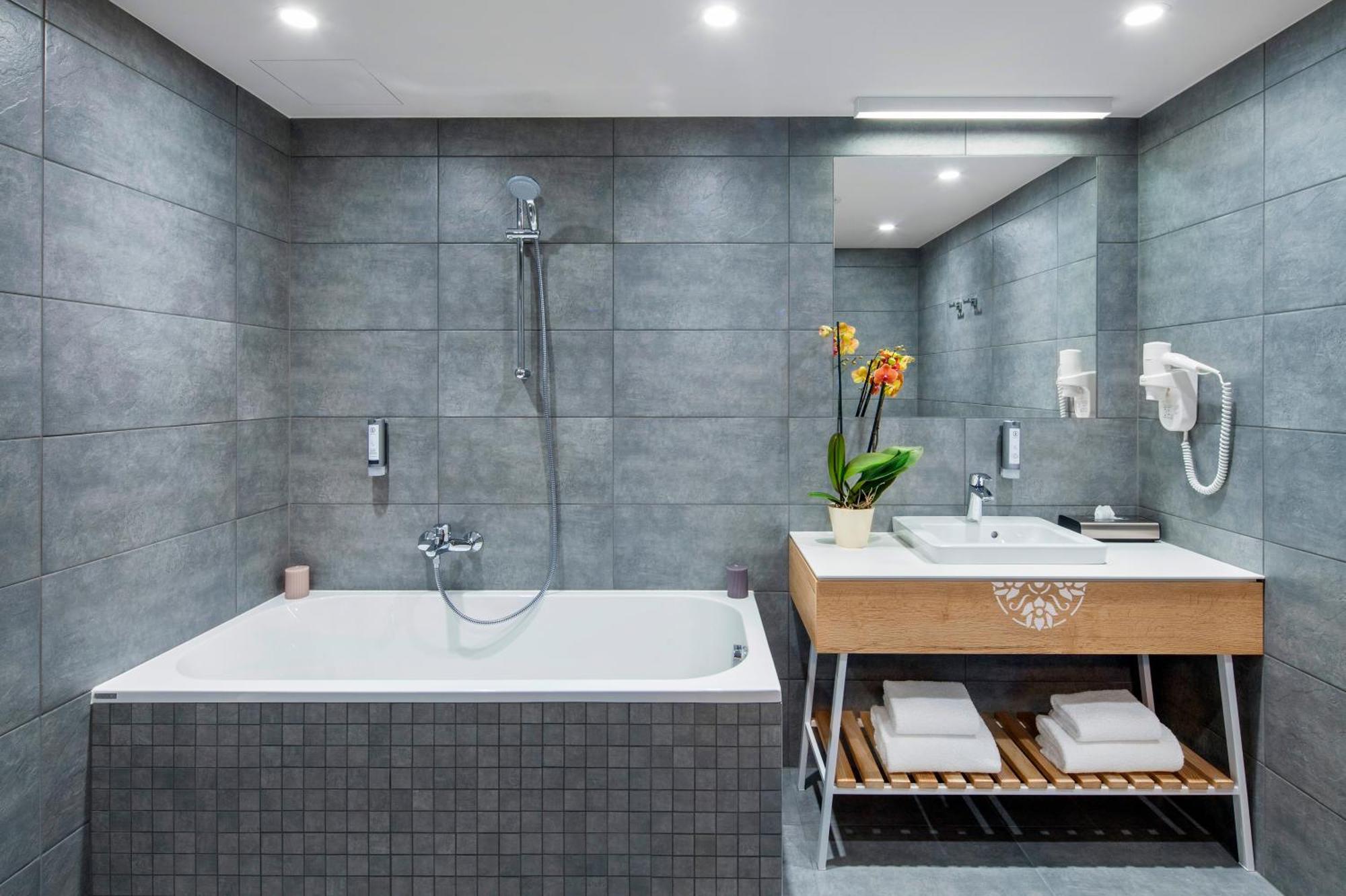 Maisonette 1 double bed 1 single bed without access to the thermal baths,1544768095:JPEG