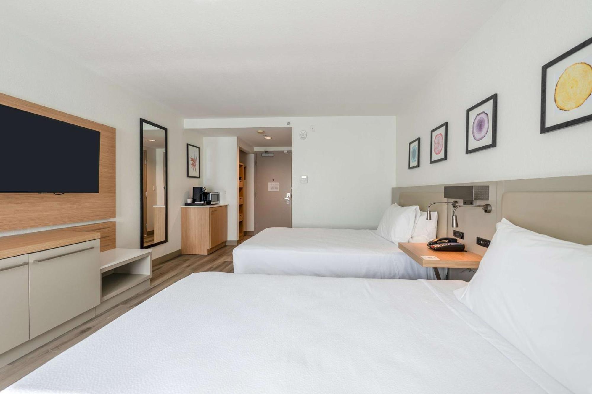 Deluxe Queen Room with Two Queen Beds and Tub