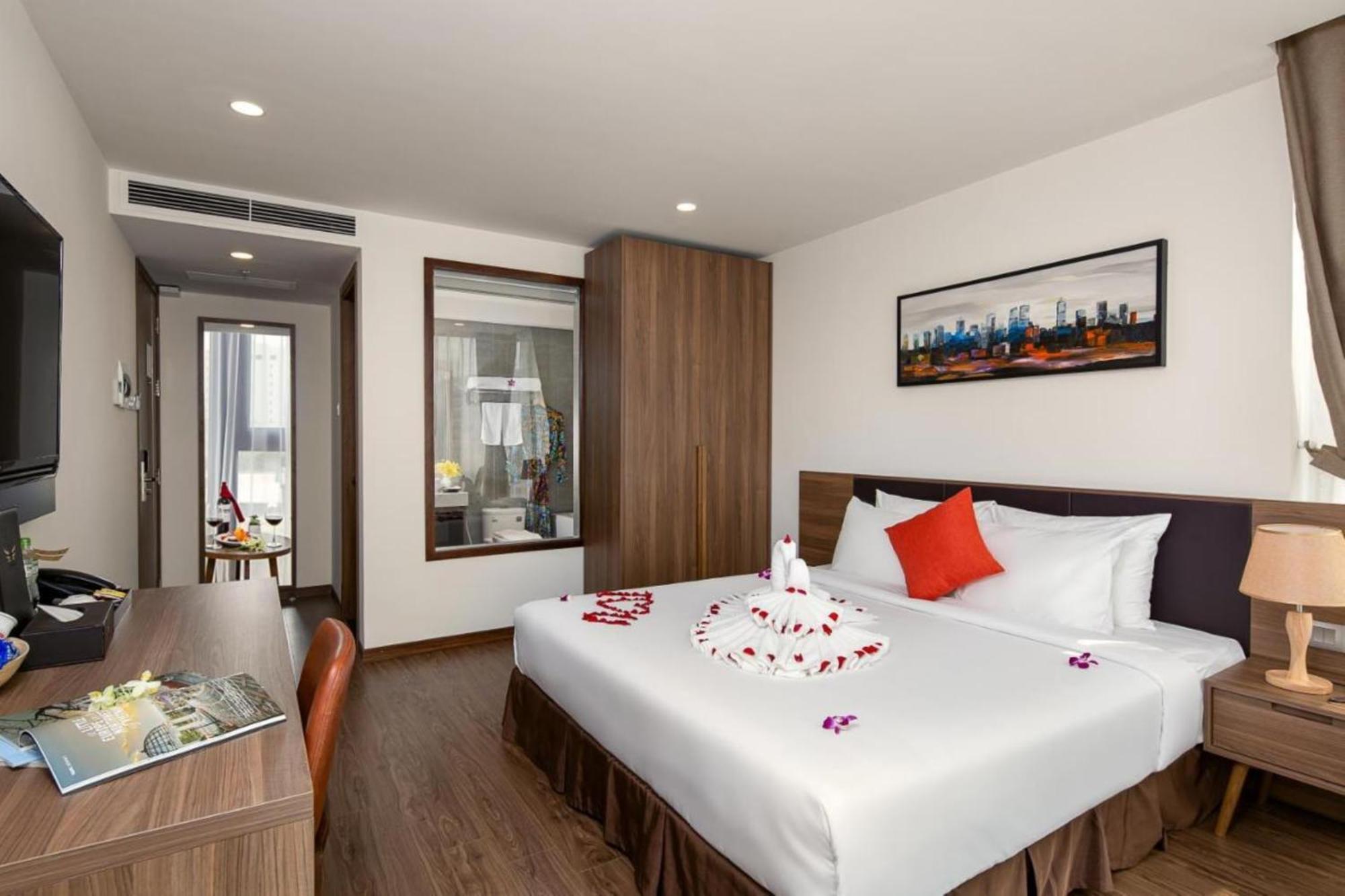 Suite with Bathtub and City view