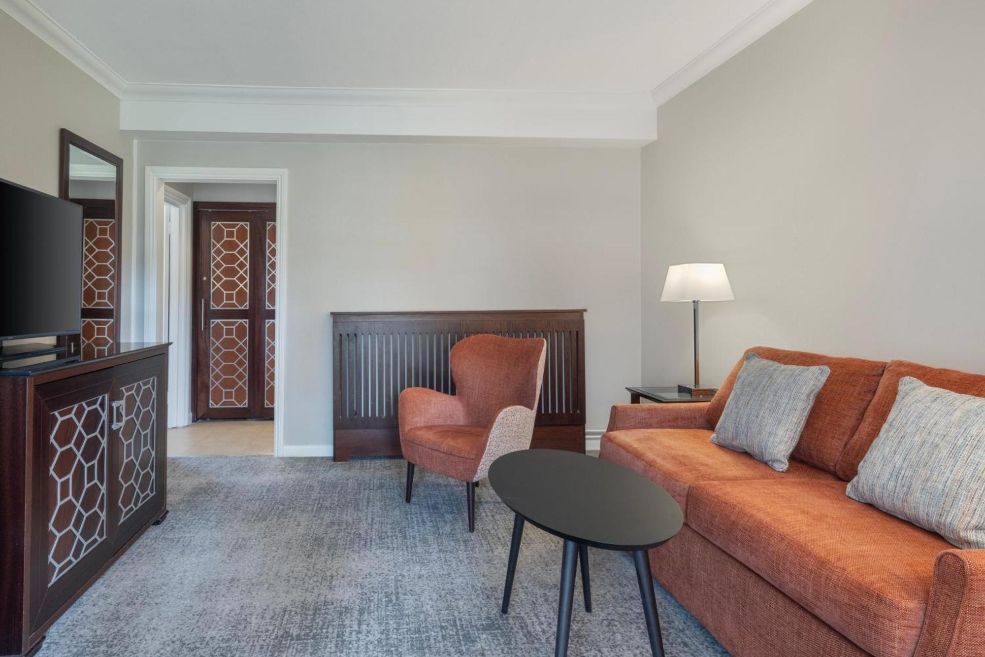 One-Bedroom King Suite Sofa Bed,1545398386:JPEG