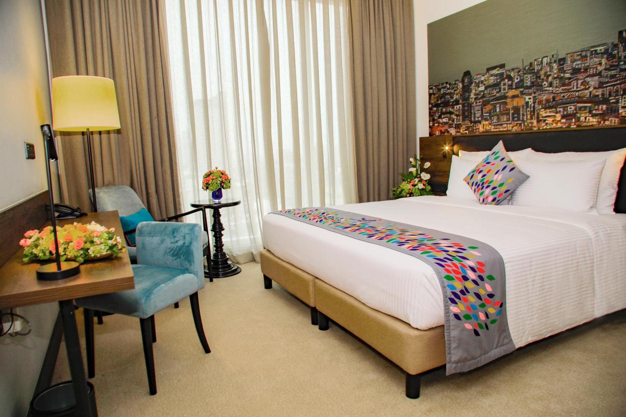 Deluxe King Room with City View 