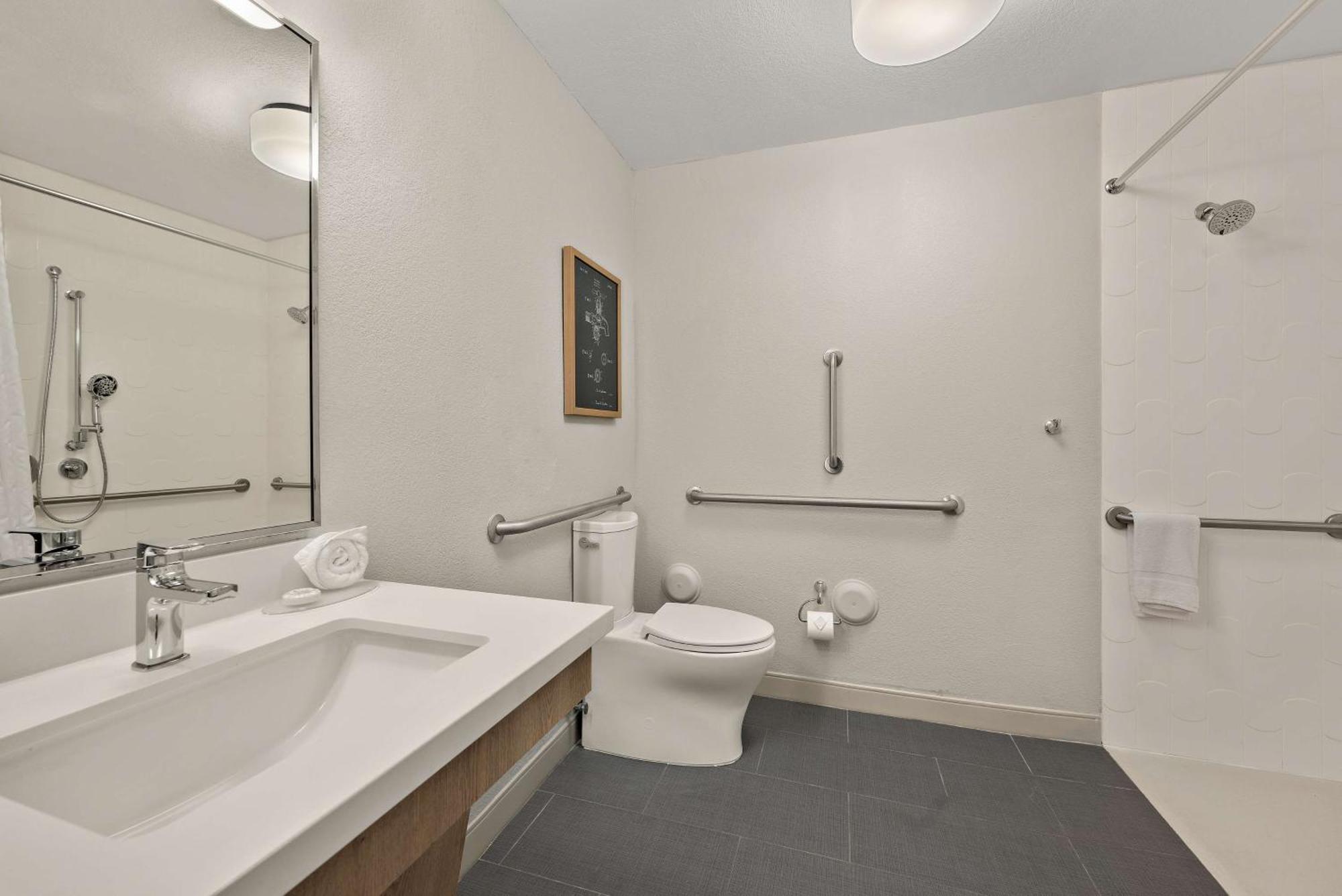 Queen Studio Suite Access Roll Shower Non-Smoking,1528957378:JPEG