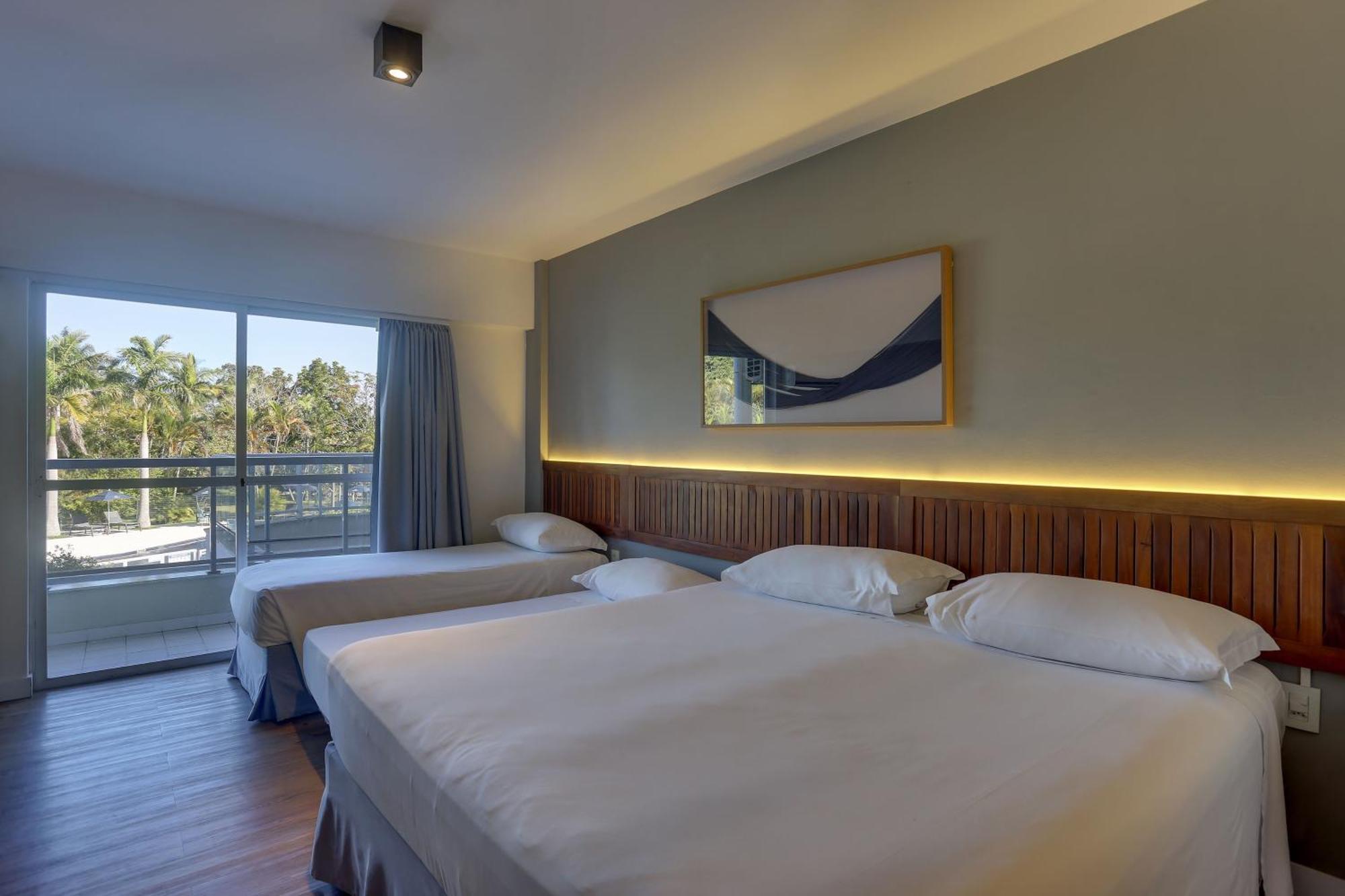 Habitación Familiar con vistas a la piscina