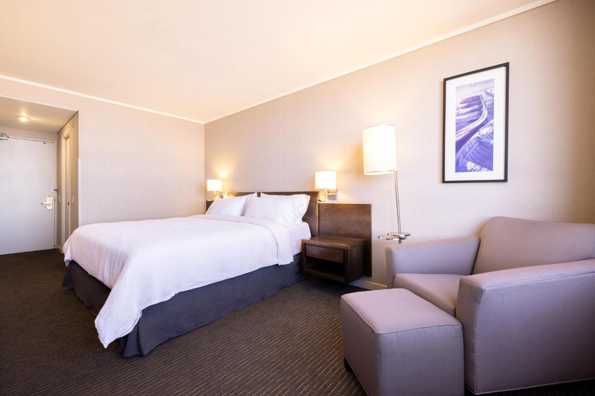 Standard King Room with Ocean View