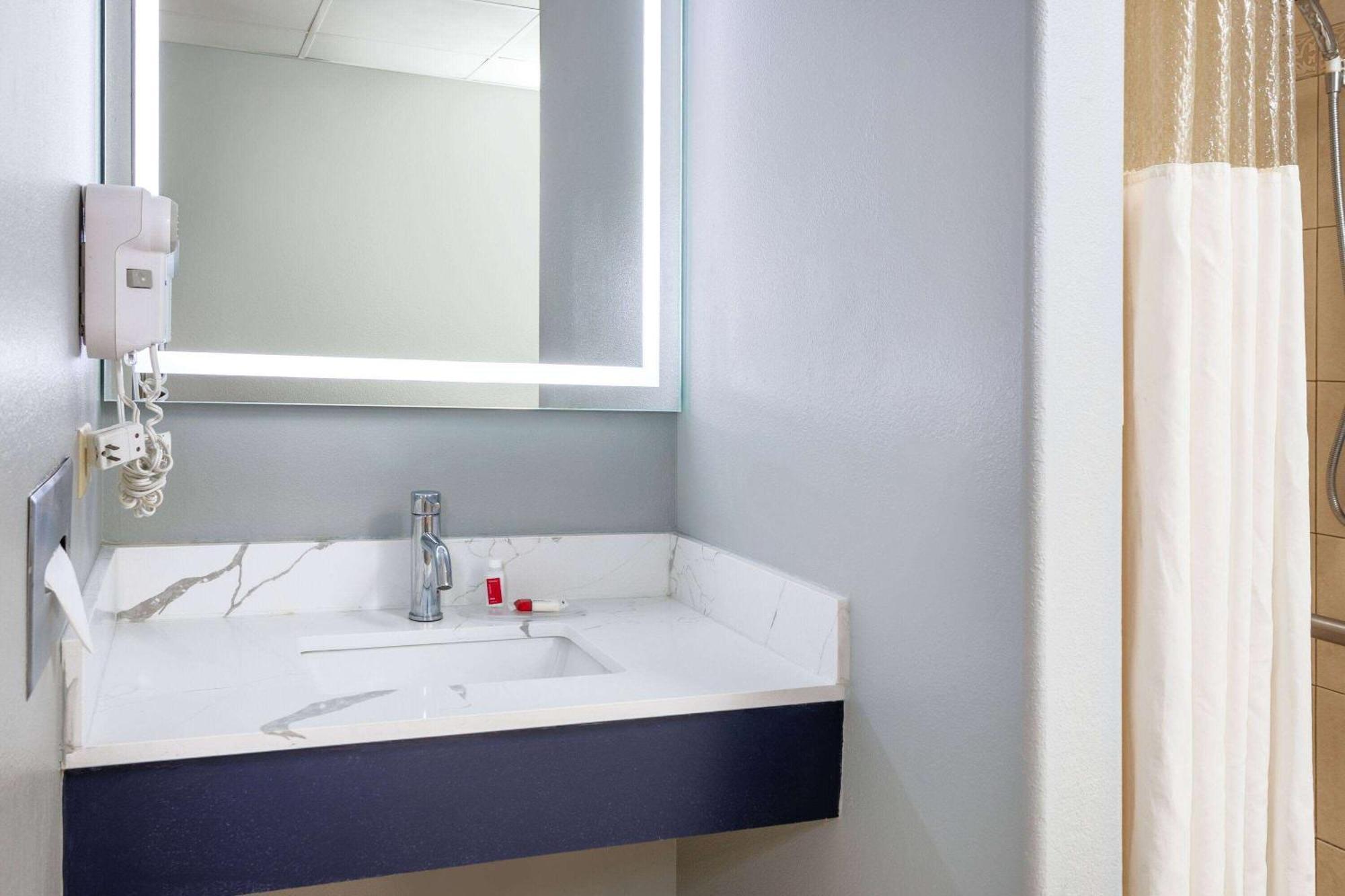 King Room with Roll-in Shower - Mobility Access/Non-Smoking