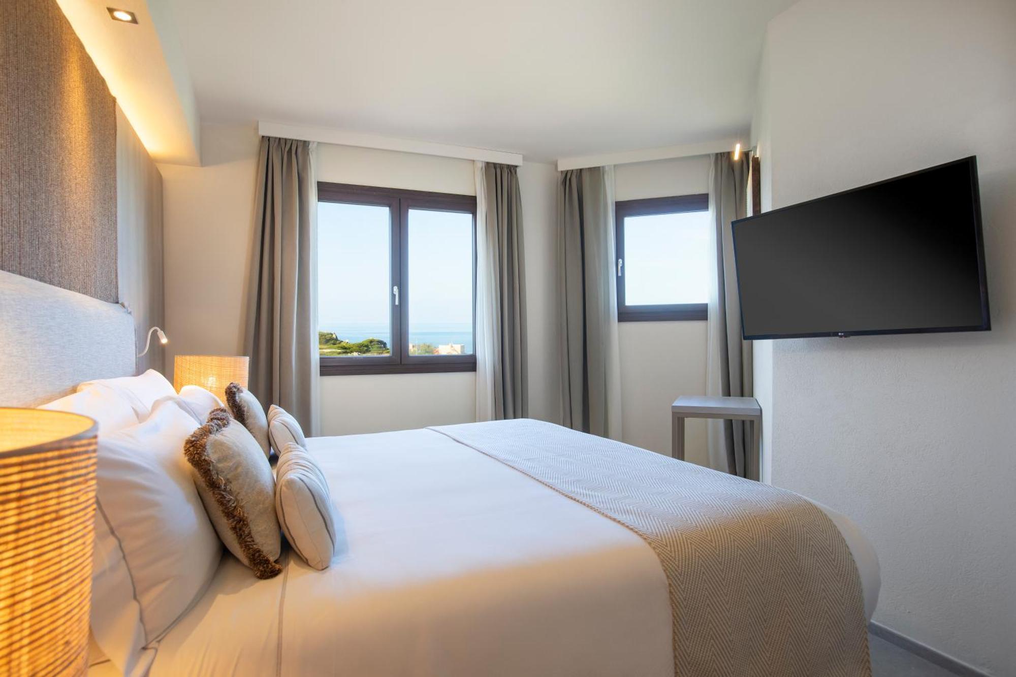 One-Bedroom King Suite with Sea View