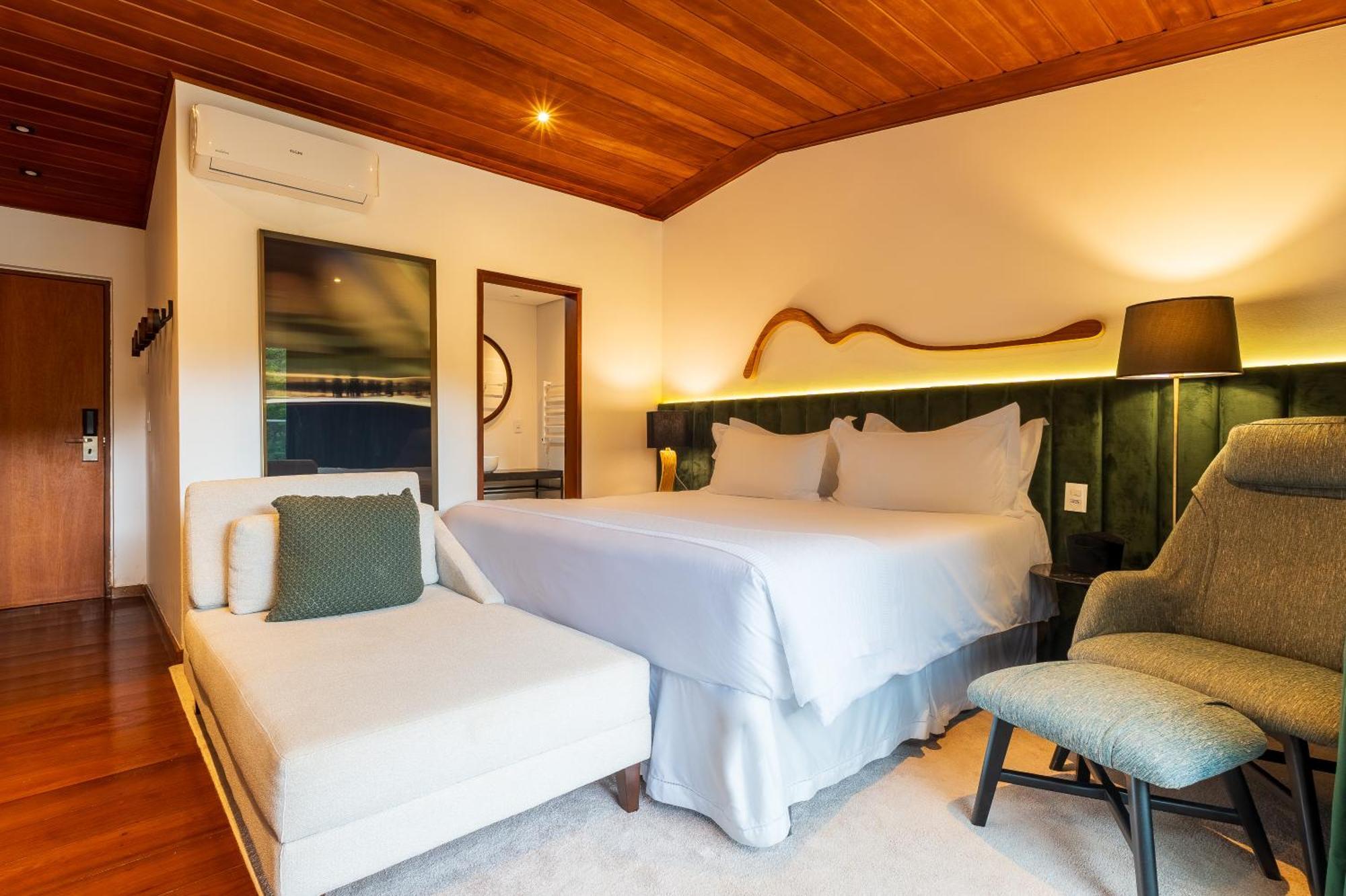 King Suite with Pool View