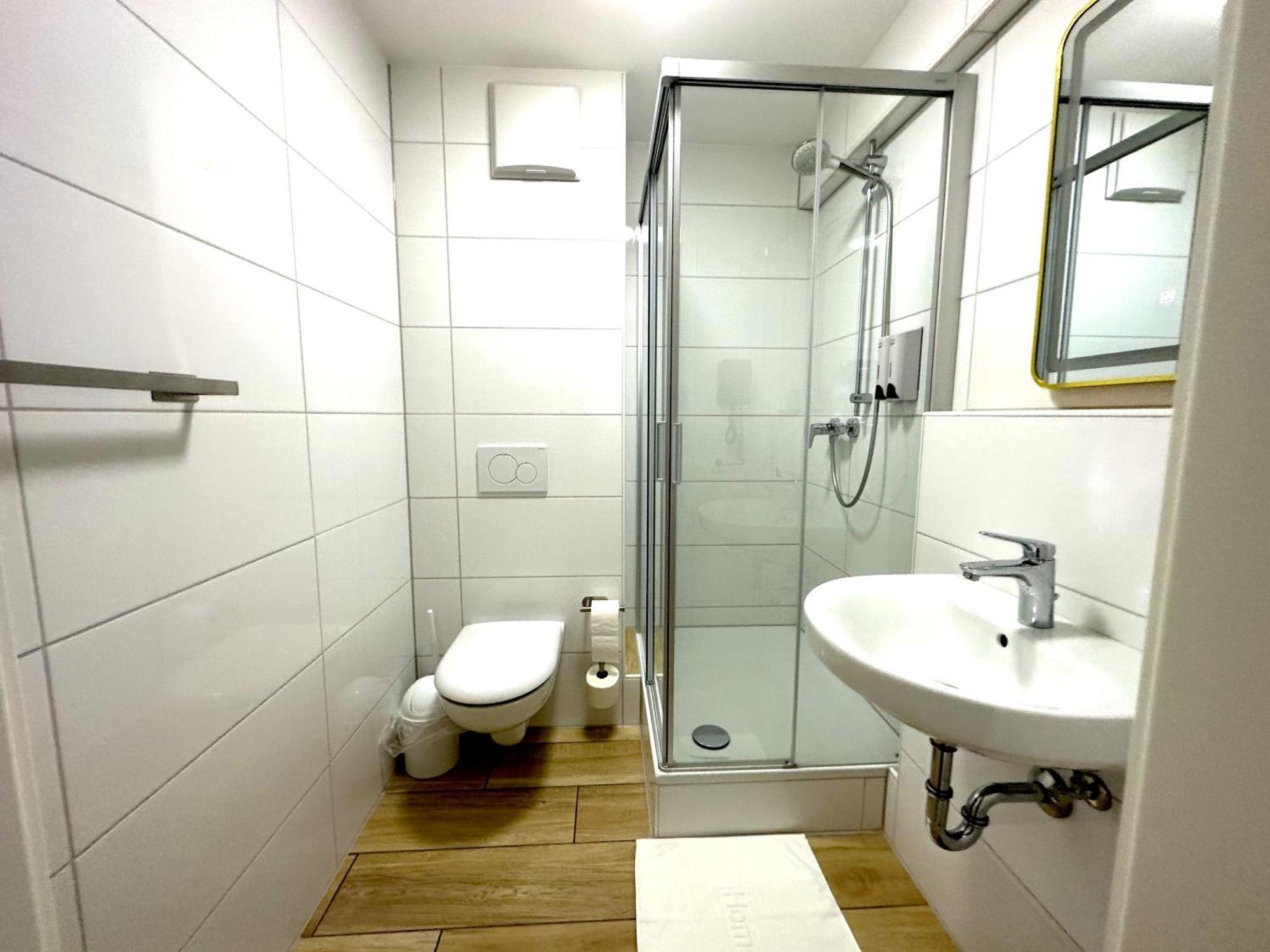 Dreibettzimmer mit Dusche