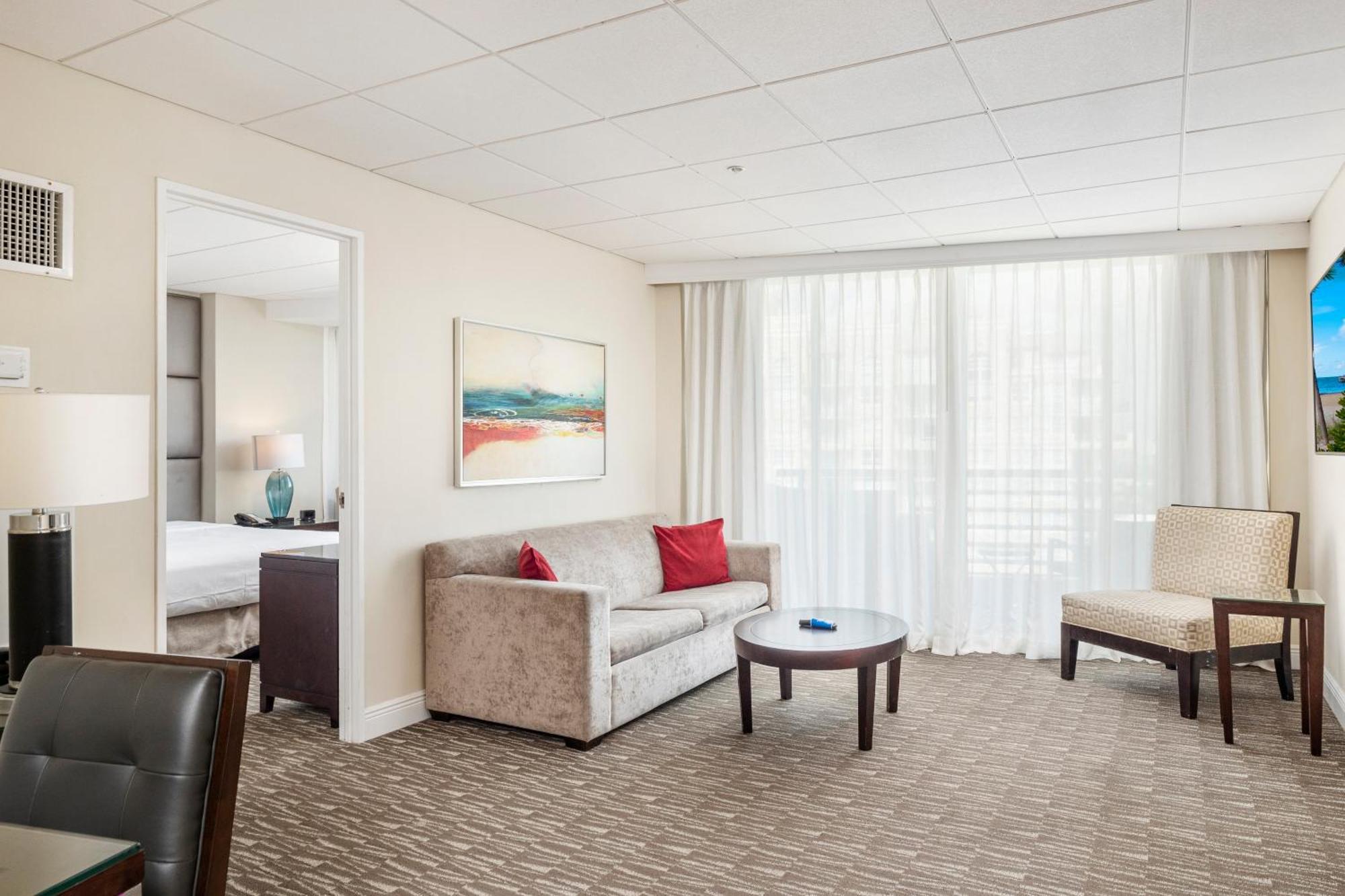 Suite met Queensize Bed en Balkon - Uitzicht op het Zwembad