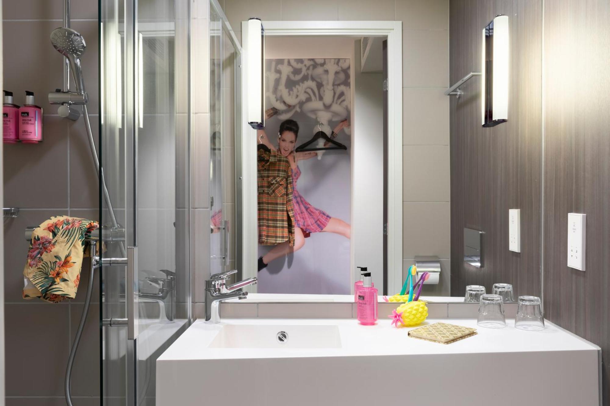 Moxy Queen Room