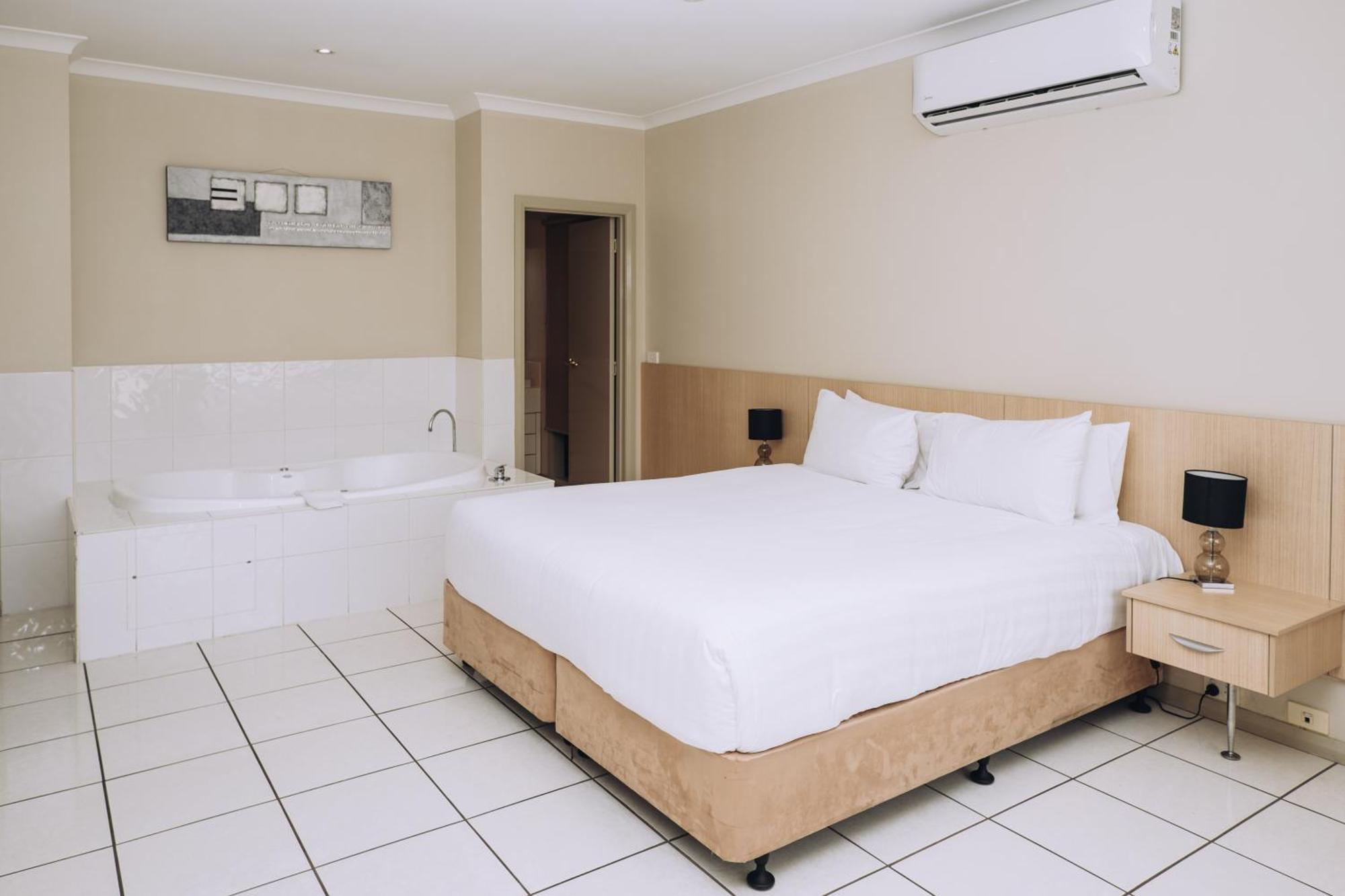 Deluxe Suite with Spa Bath