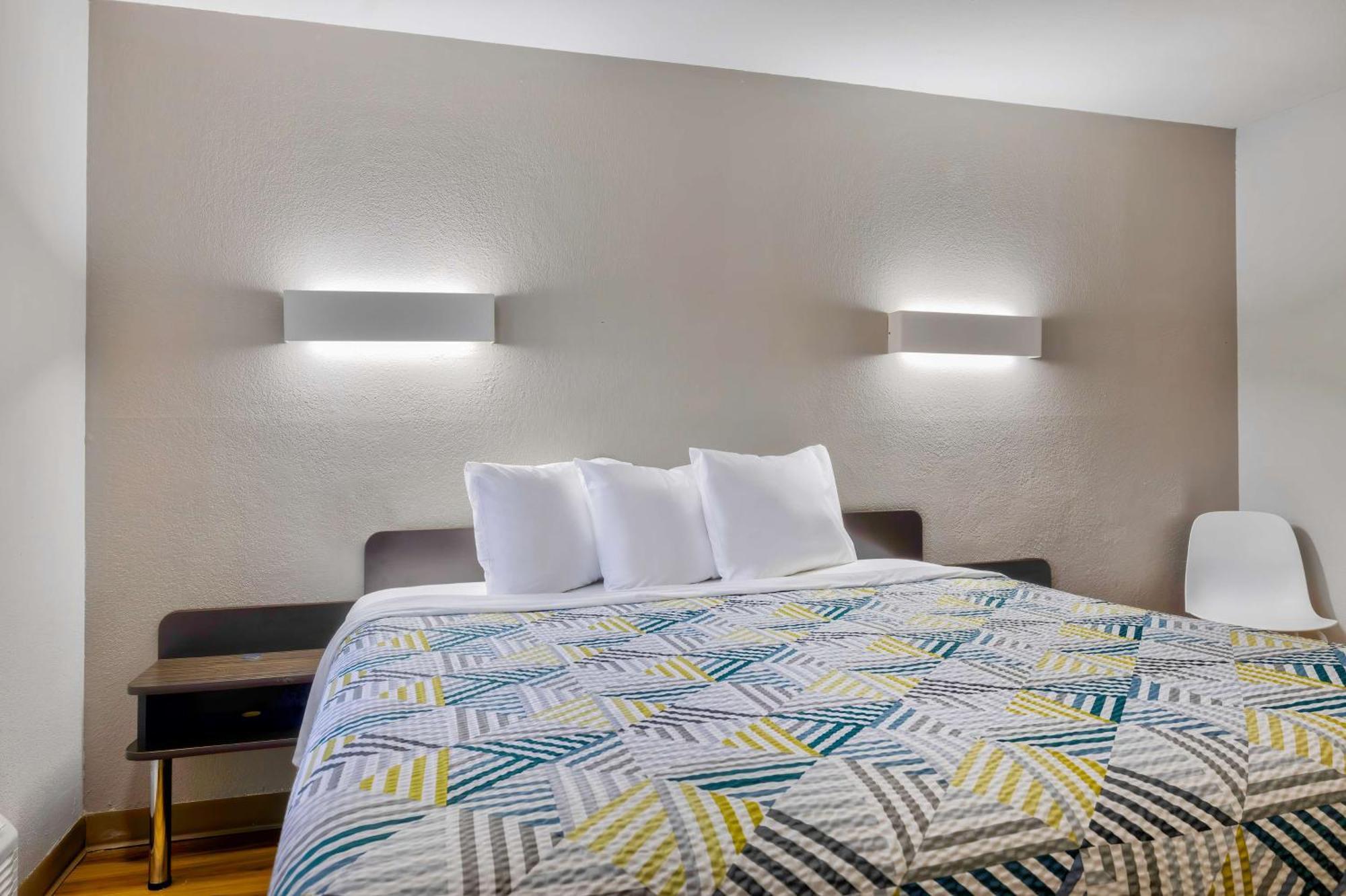 1 King Bed | Mob Acc RI Shwr Nsmk Micfridge