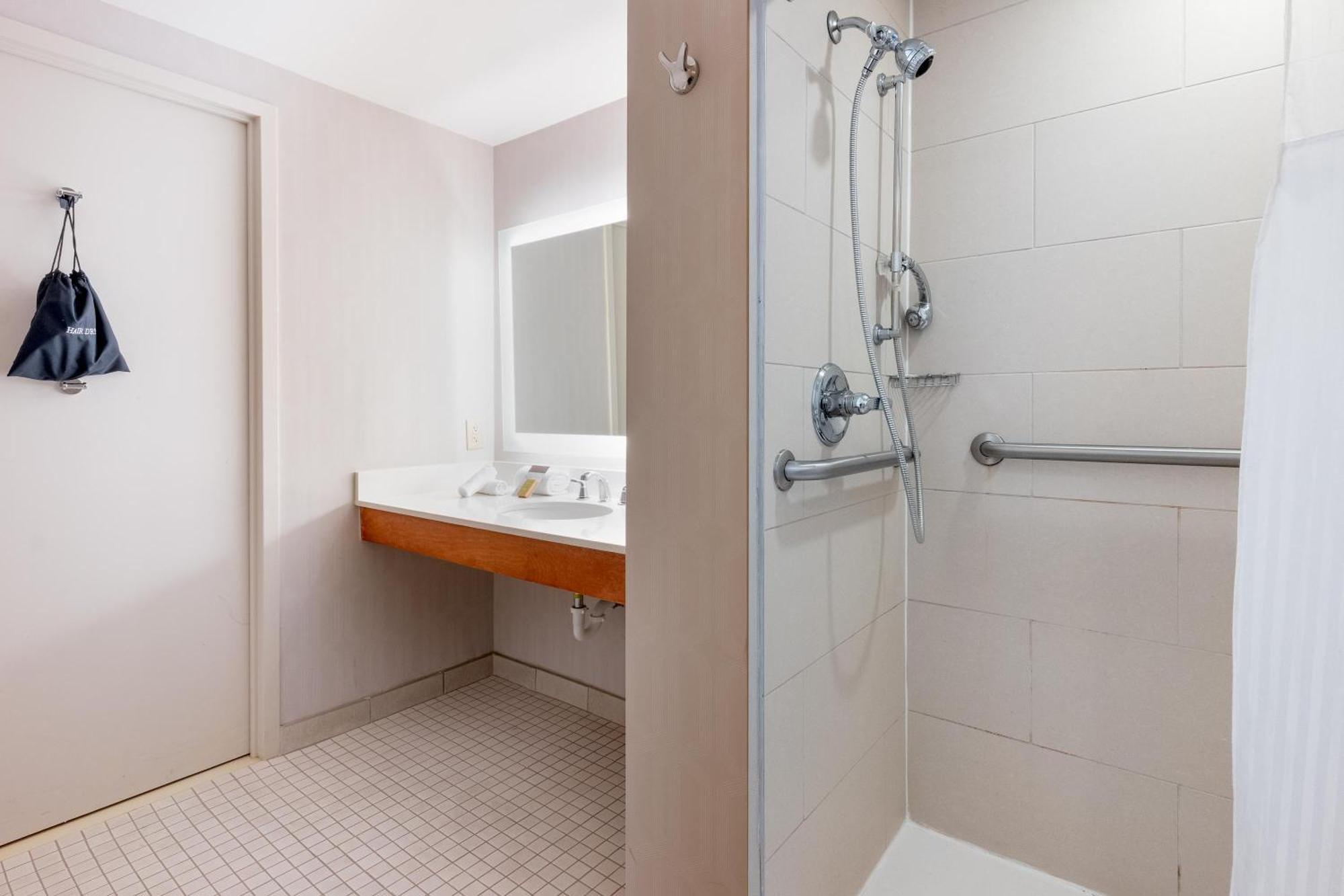 King Room - Disability Access with Roll-In Shower/Non-Smoking
