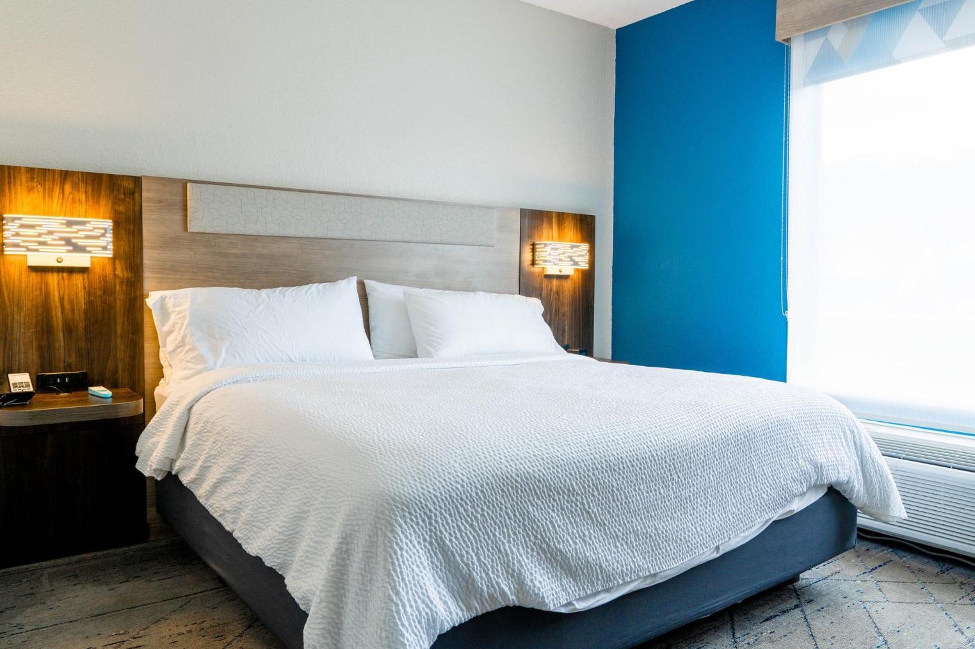 Standard King Room with Accessible Tub - Mobility Access
