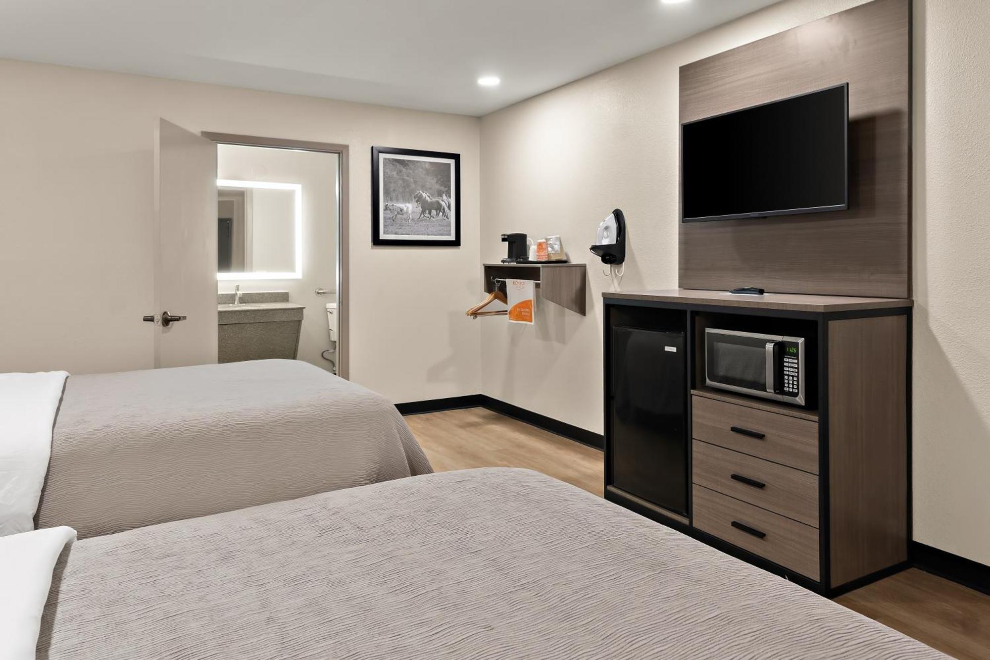 Queen Suite with Two Queen Beds and Sofa - Non Smoking/Interior Hall