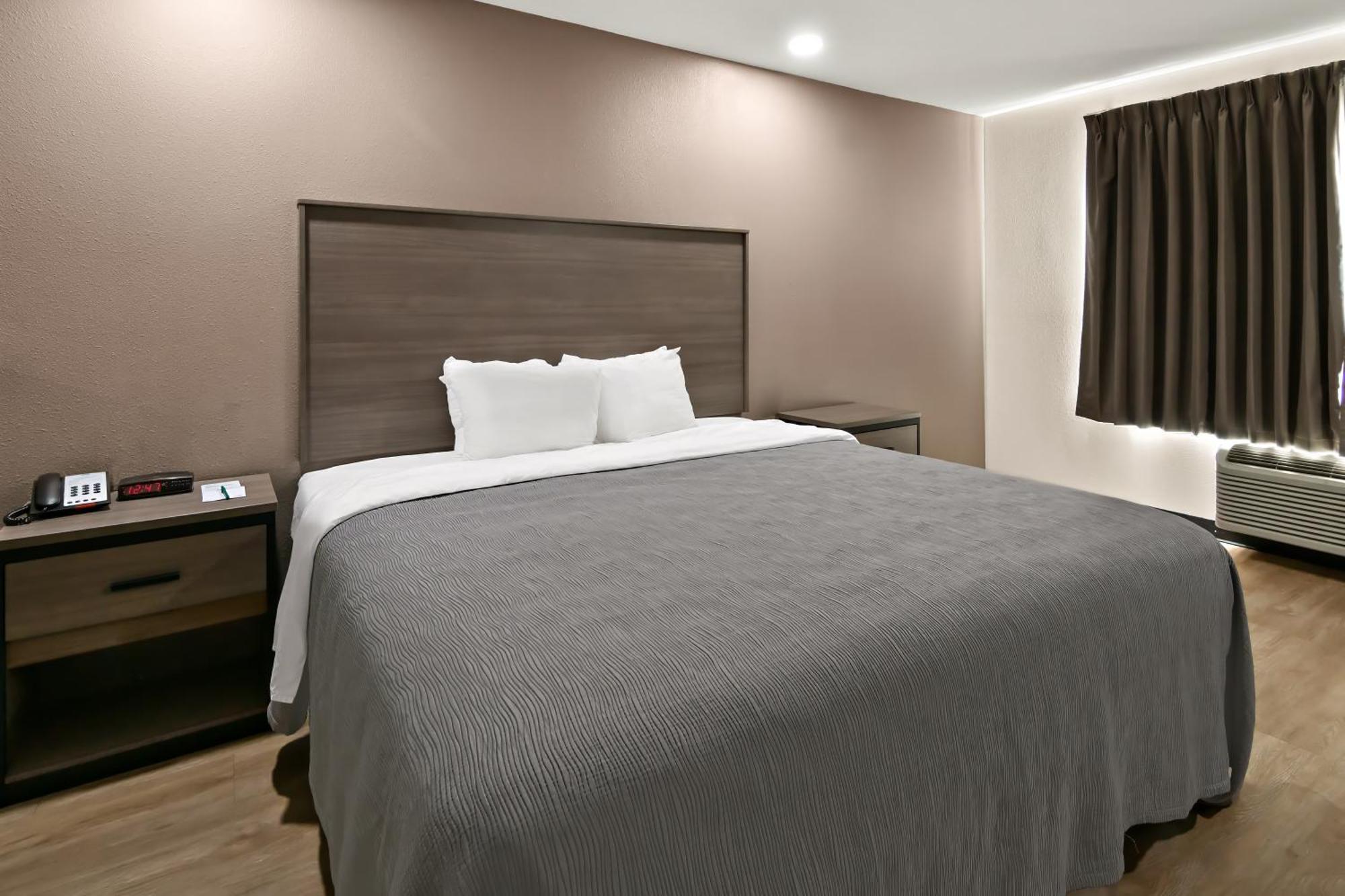King Room - Disability Access/Non Smoking/Ground floor/Exterior Hall