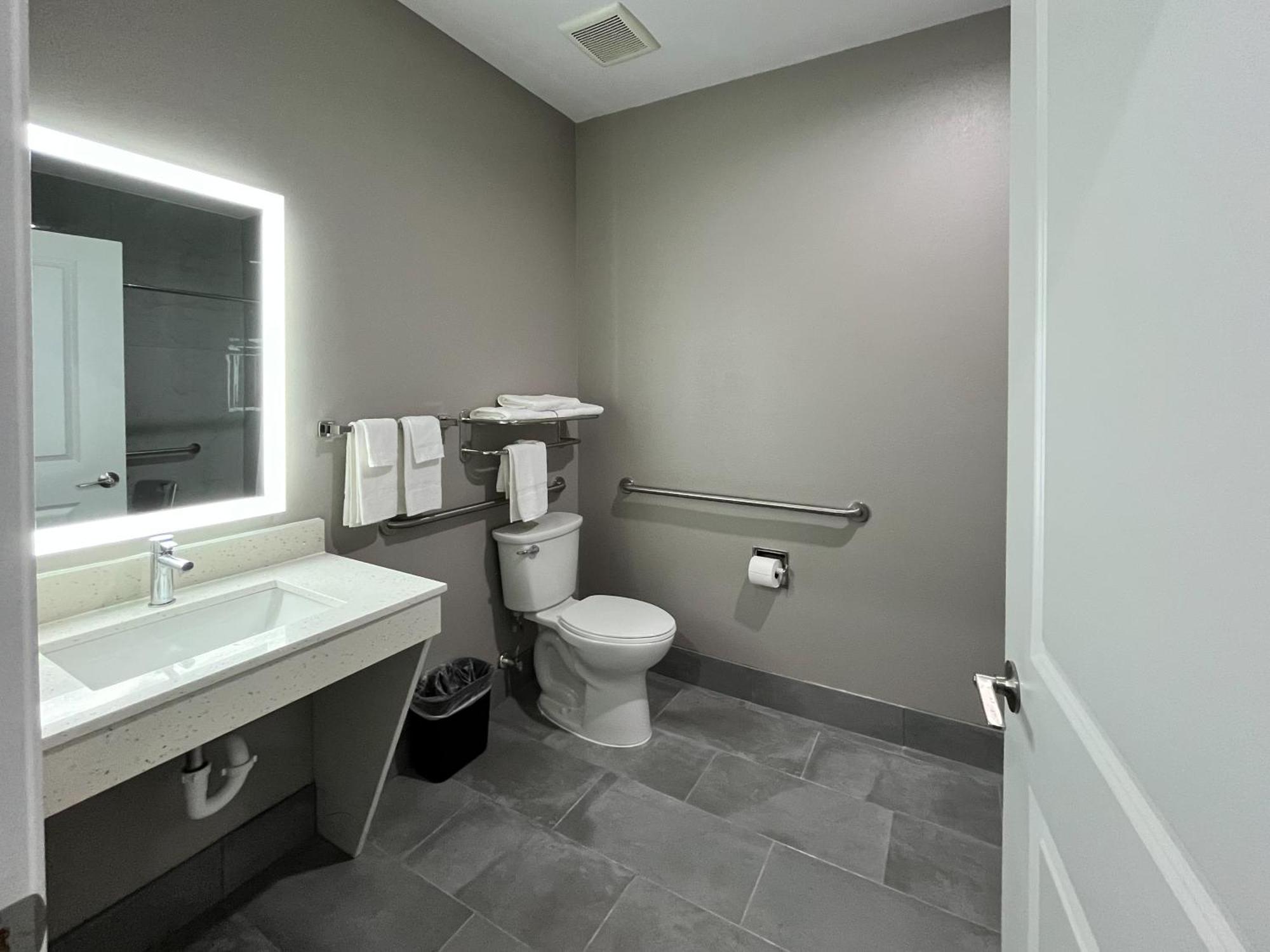 King Room with Roll-in Shower - Disability Access - Non-Smoking