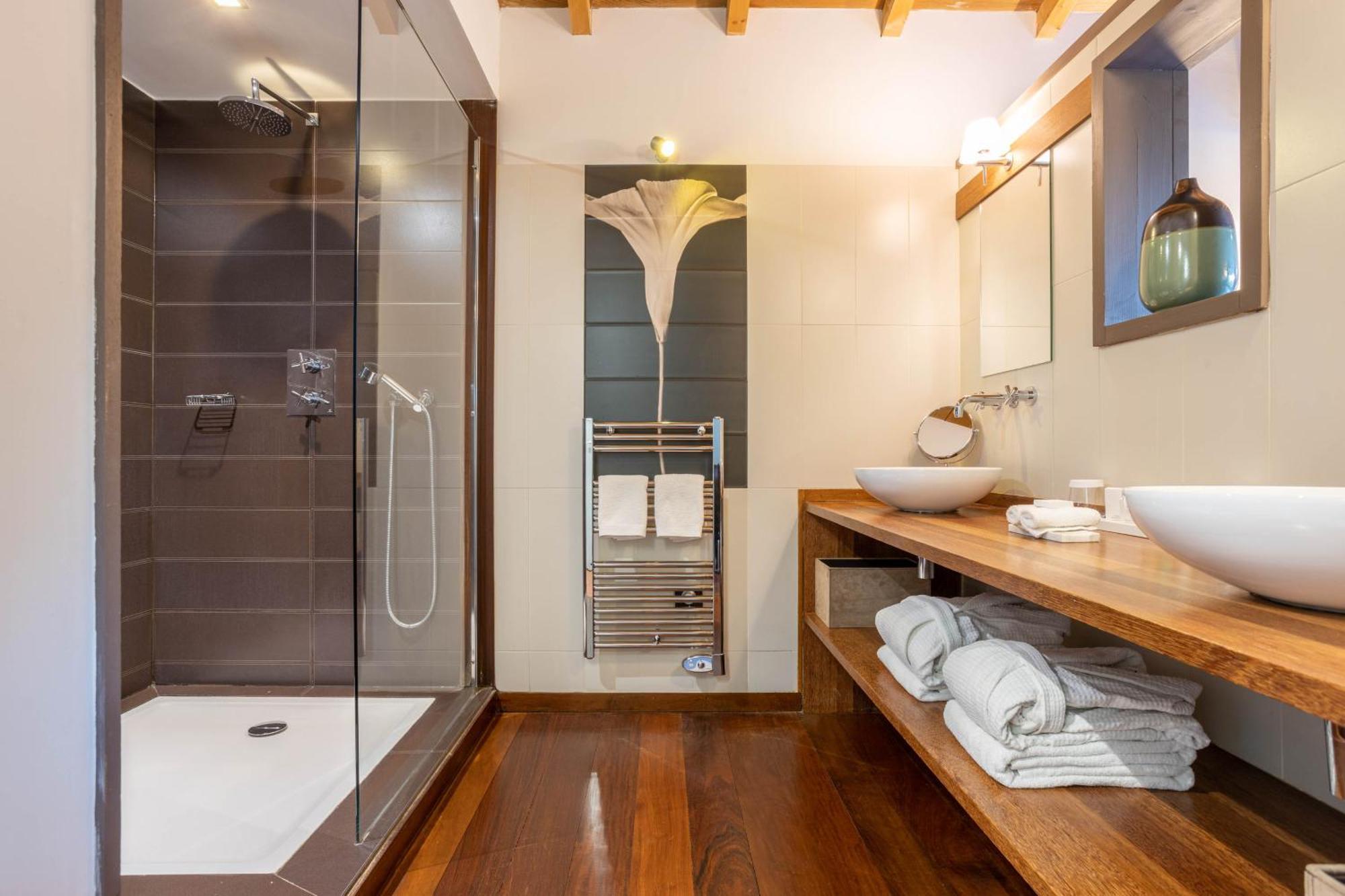 Cocoon Room Garden Side