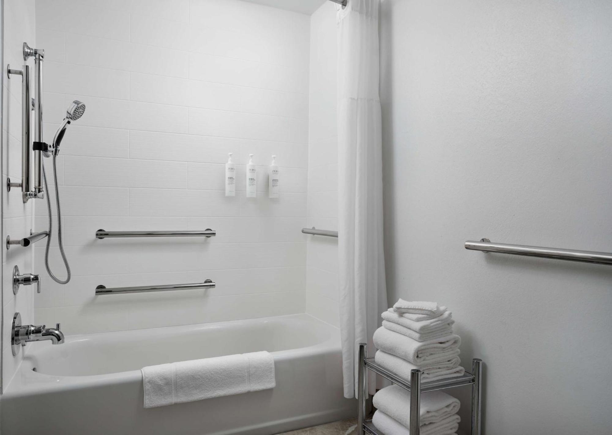 Habitación Doble con 2 camas dobles y bañera - adaptada para personas de movilidad reducida/no fumadores