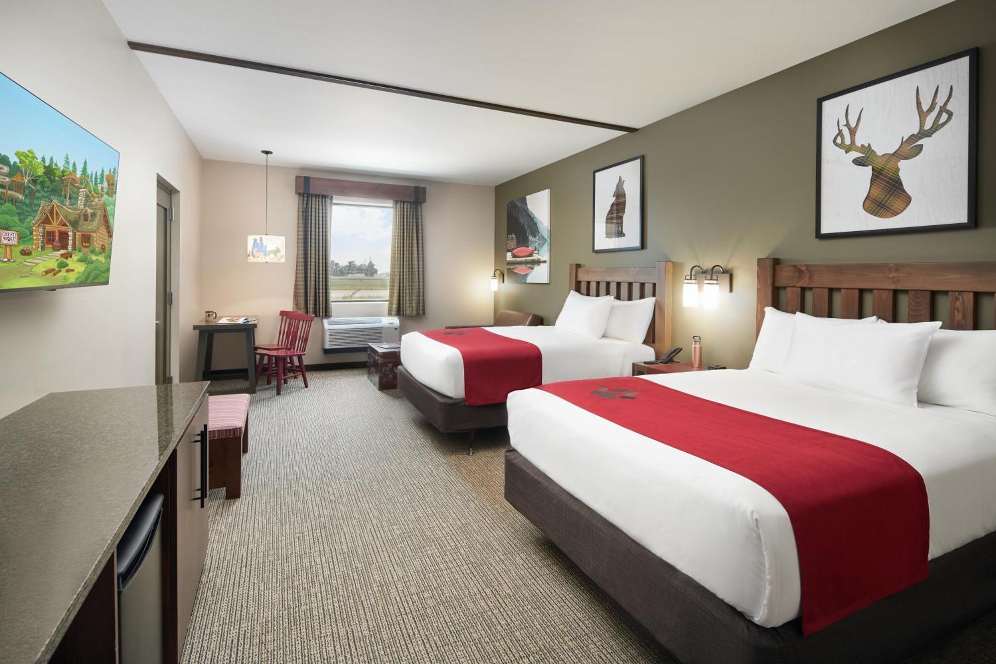 Deluxe Queen Suite Accessible Shower - Waterpark Access Included