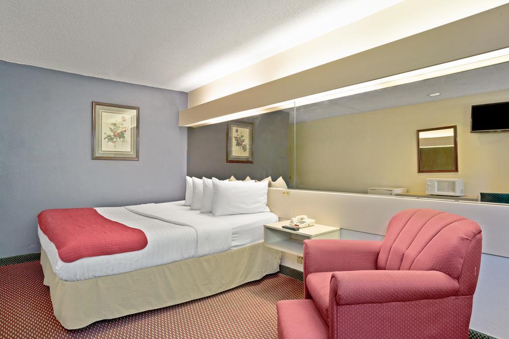 King Suite - Non-Smoking