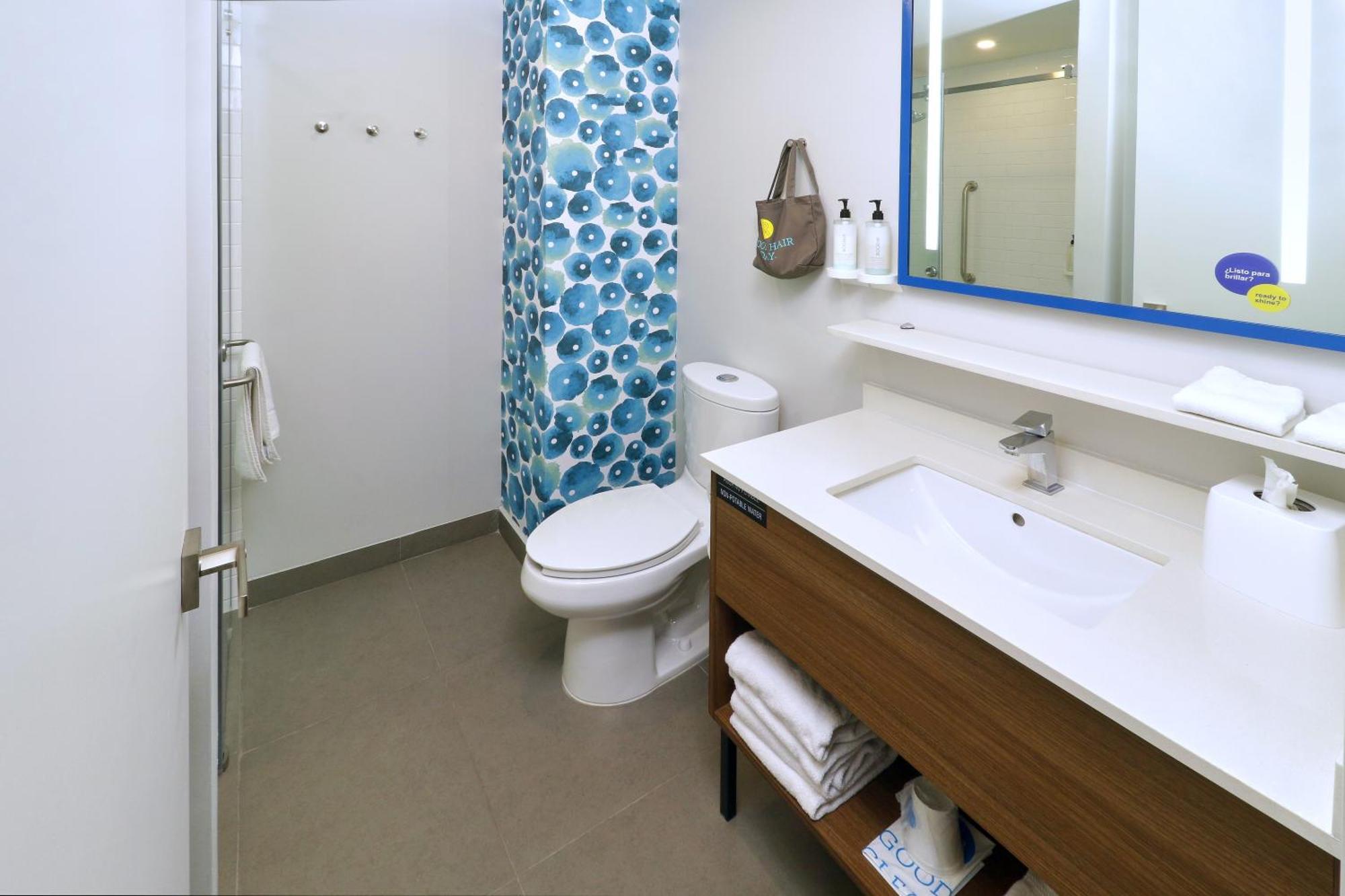 Queen Suite with Mountain View