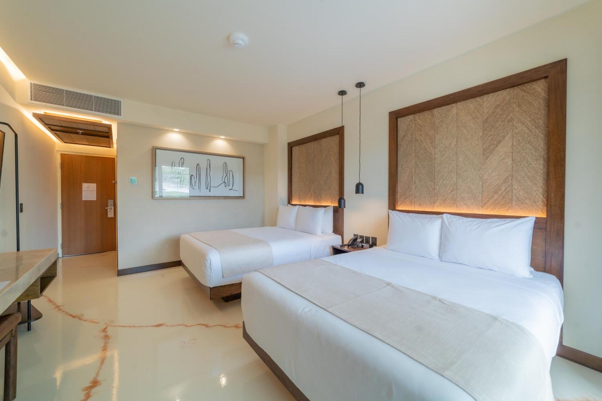 Standard Queen Room with Two Queen Beds and Sea View