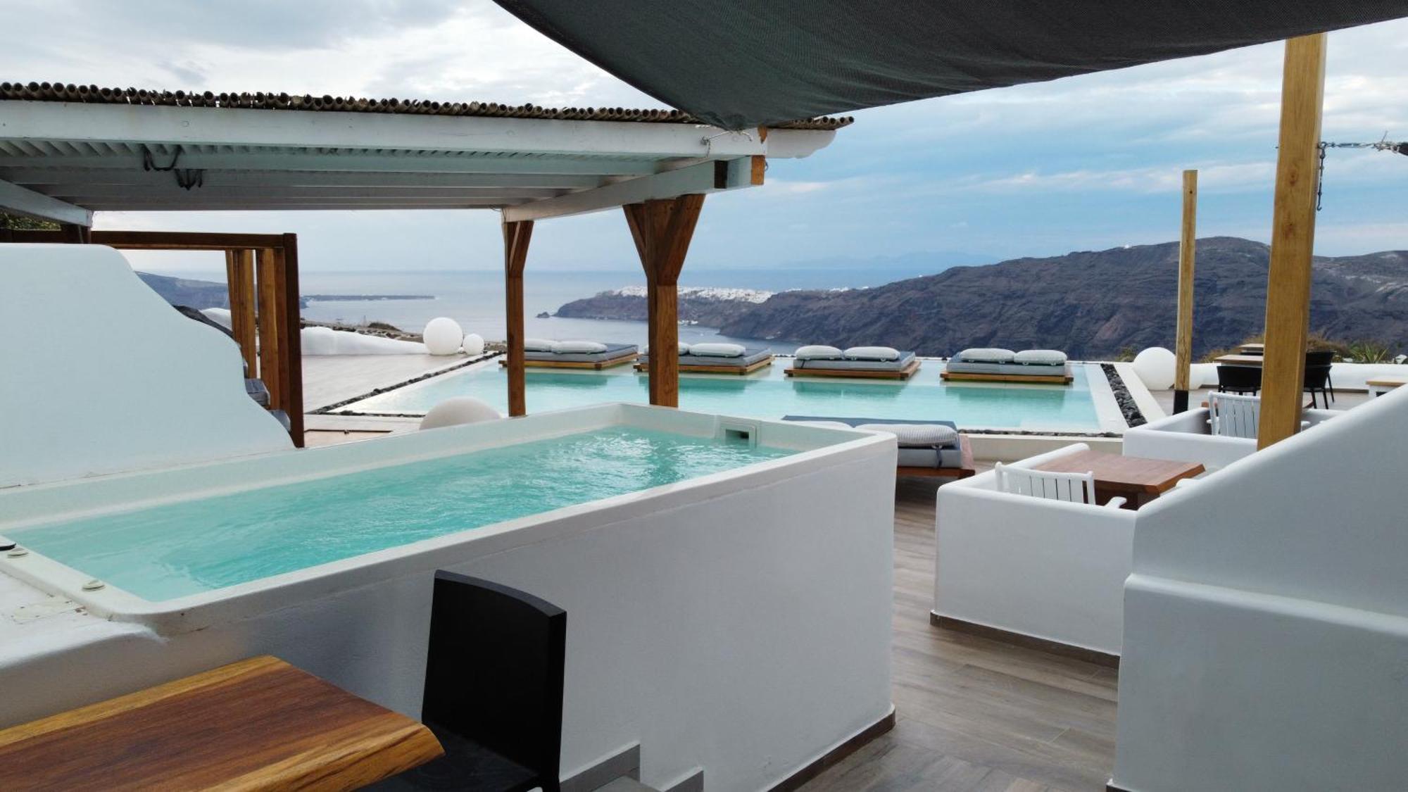 Executive Suite Plunge Pool & Caldera View,1673931975:JPEG