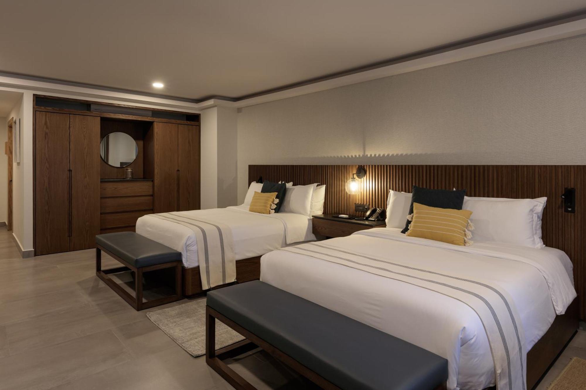 Deluxe Queen Suite