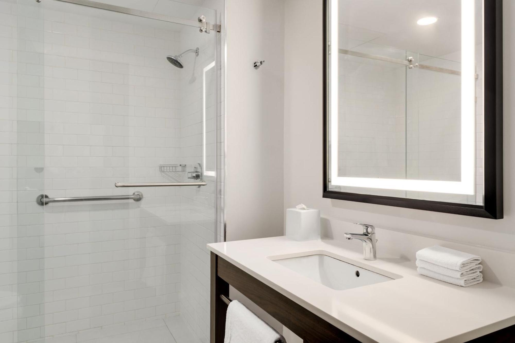 Premium Executive, Guest room, 2 Queen(s),  City View
