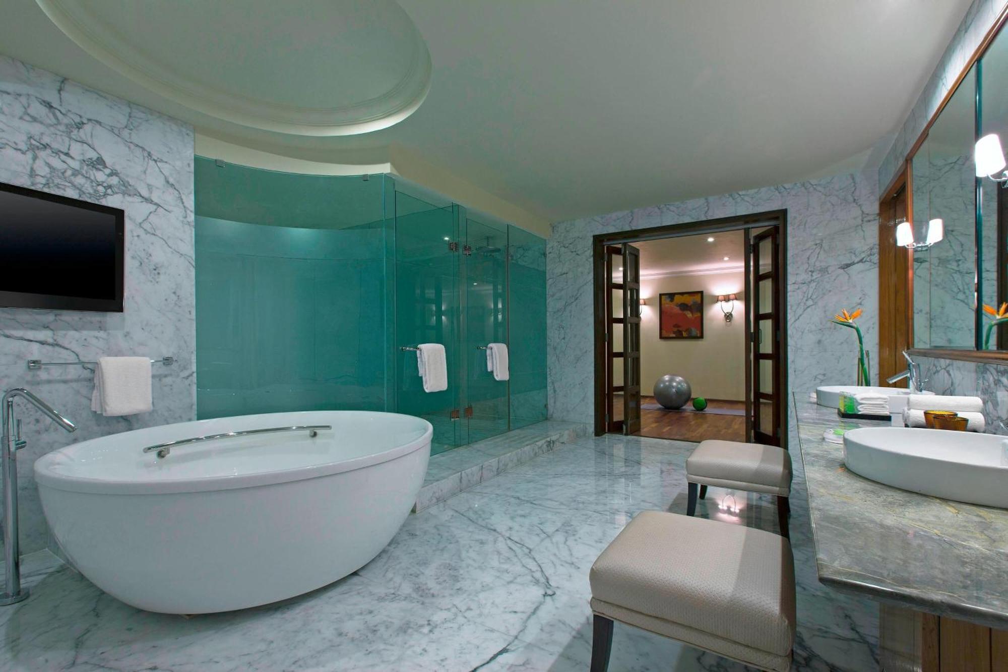 Presidential Suite,1 King, City view : Enjoy 1+1 on beverages during Golden Hours, 4-8PM, Mon-Sat