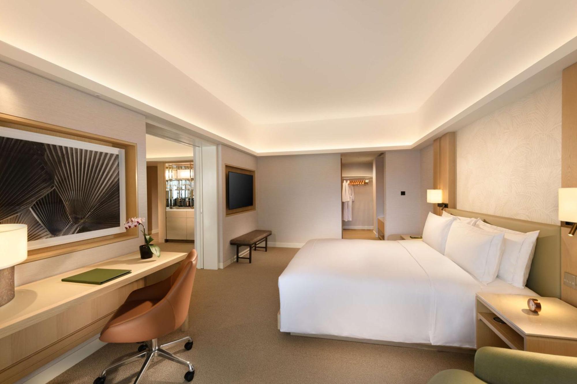 Deluxe King Suite Balcony Lounge Access
