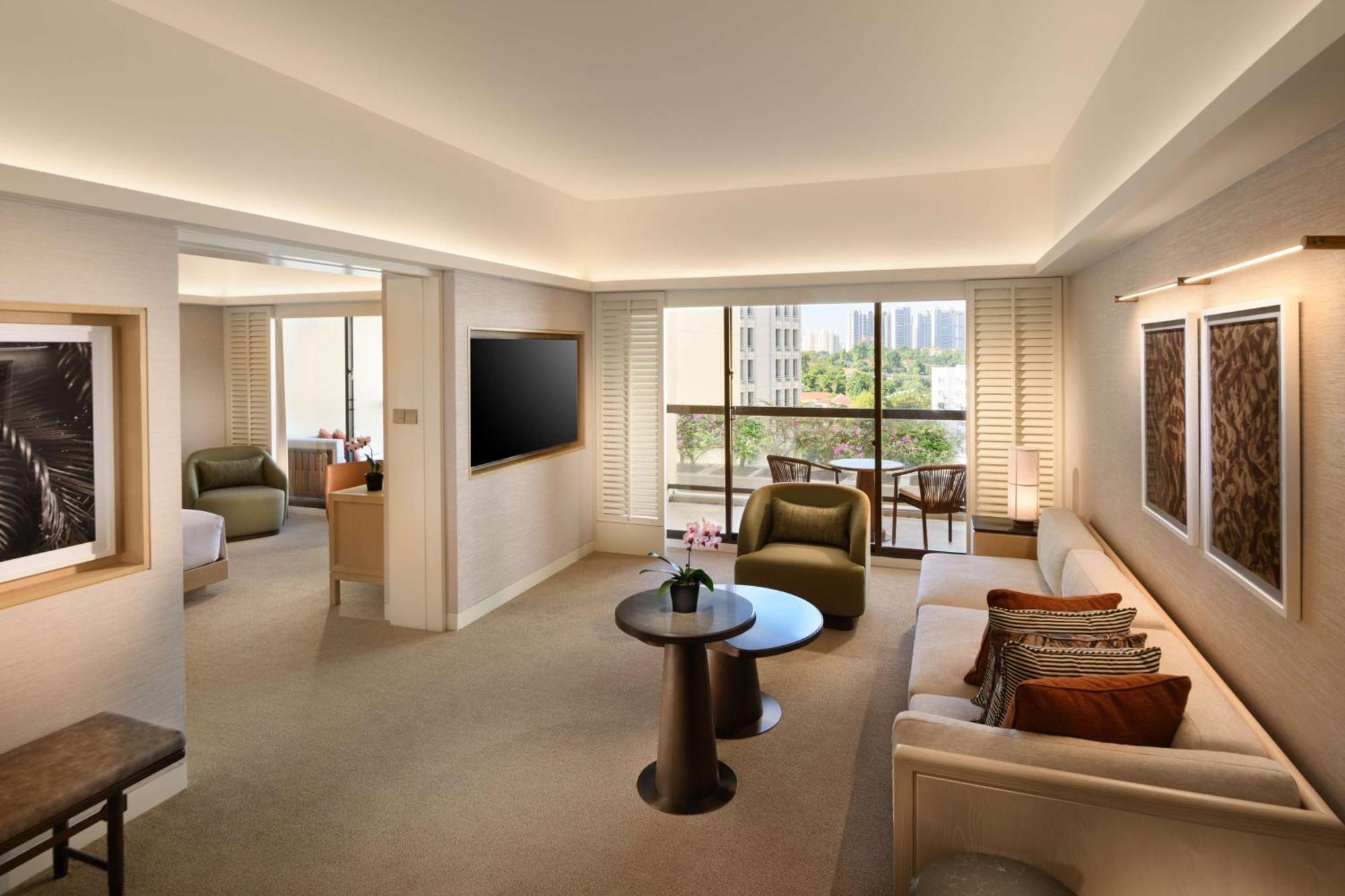 Deluxe King Suite Balcony Lounge Access