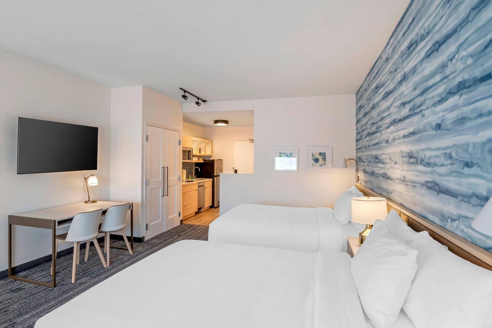Studio with Two Queen Beds