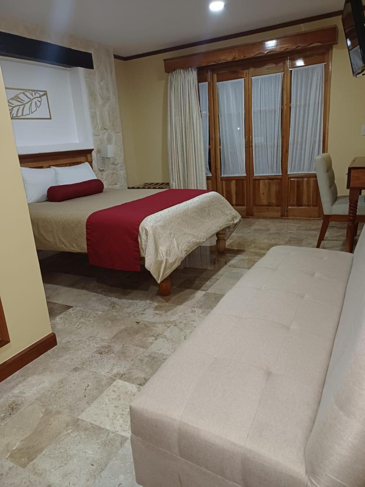Deluxe Queen Suite