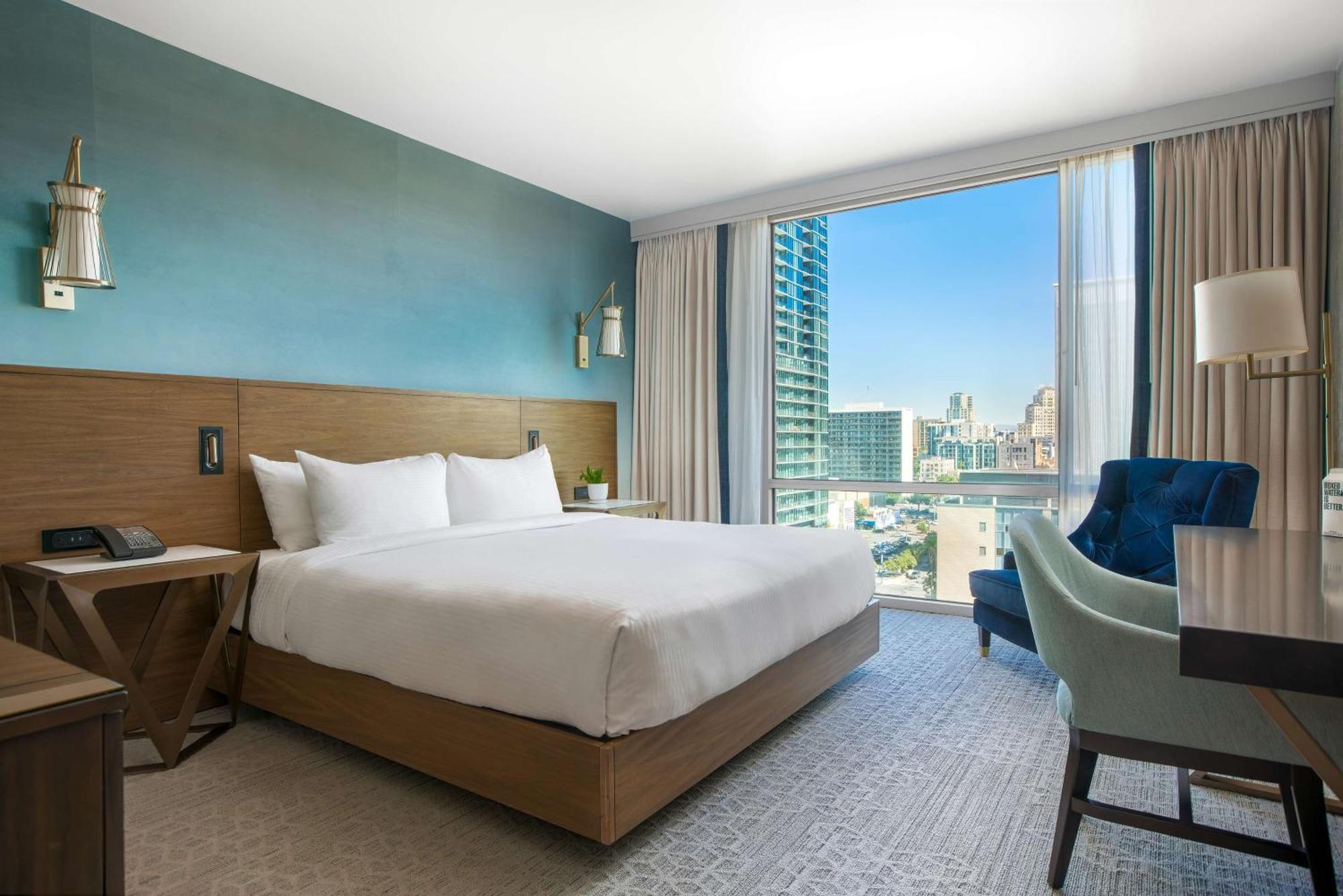 Zimmer mit Kingsize-Bett und Stadtblick – Obergeschoss