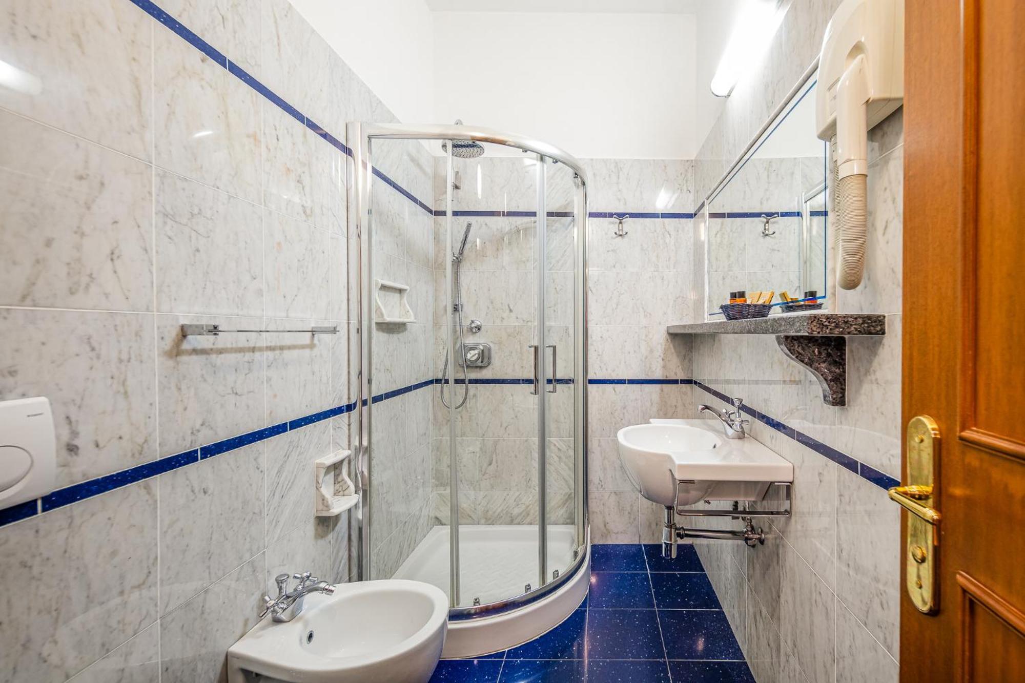 Tweepersoonskamer met een Eigen Externe Badkamer