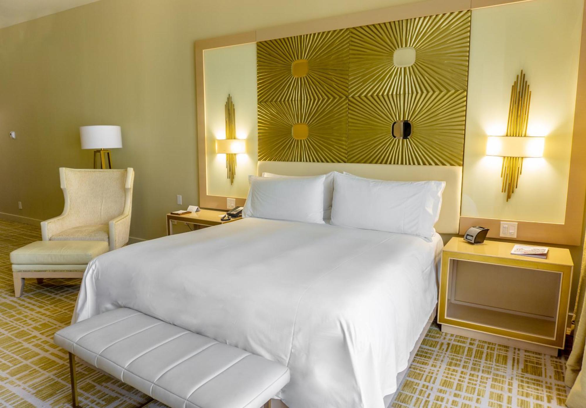 Deluxe King Room Mobility Accessible,1548837346:JPEG
