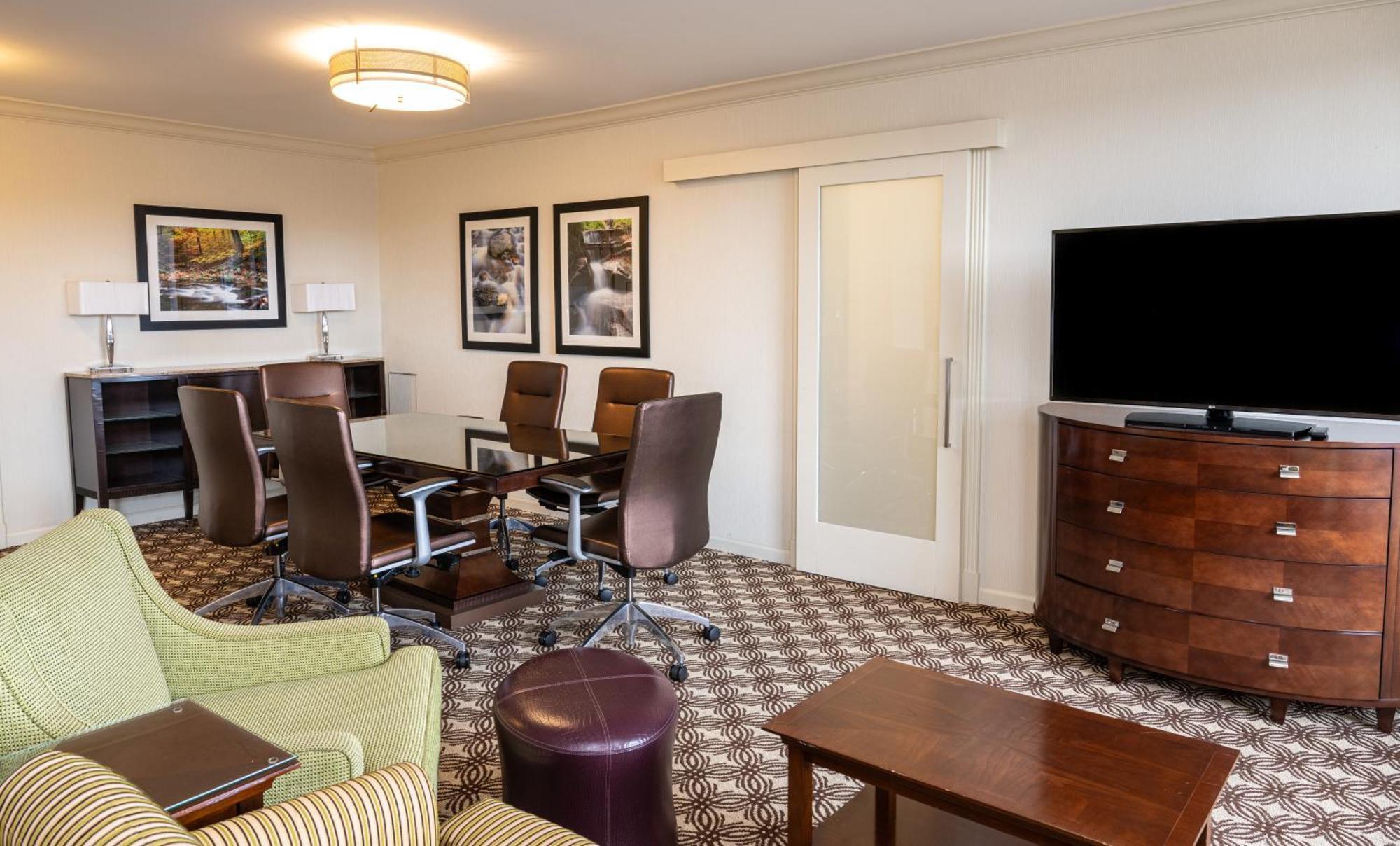 Suite pequeña con cama extragrande y vistas a la ciudad